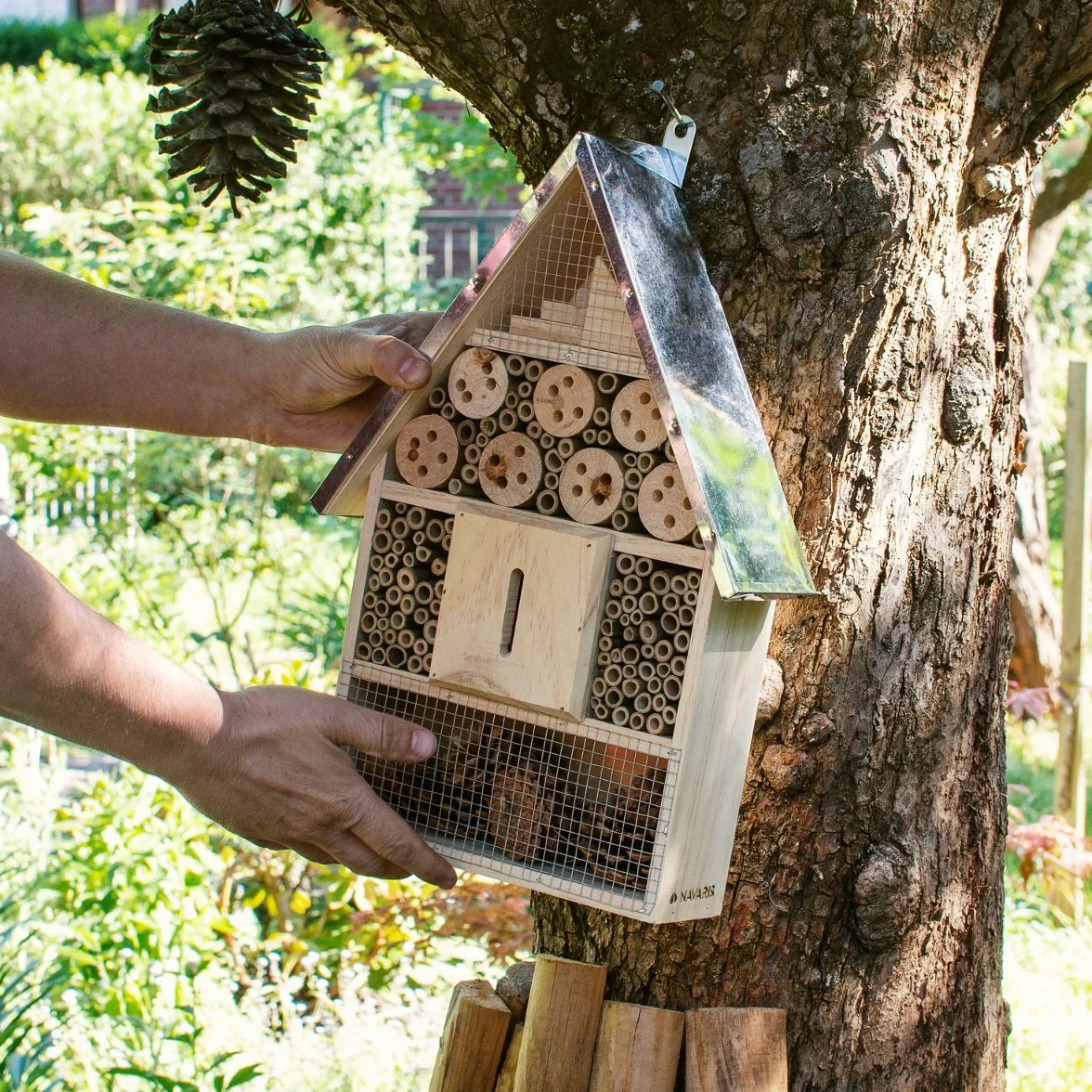 Navaris Hôtel à Insecte Bois XL 40 x 23 x 7 cm Cabane Abri Refuge Toit Métal Abeille Coccinelle Papillon