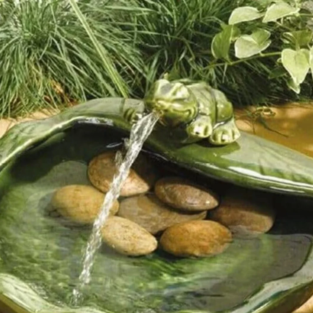 Fontaine à eau solaire en forme de grenouille pour jardin extérieur en résine recyclée