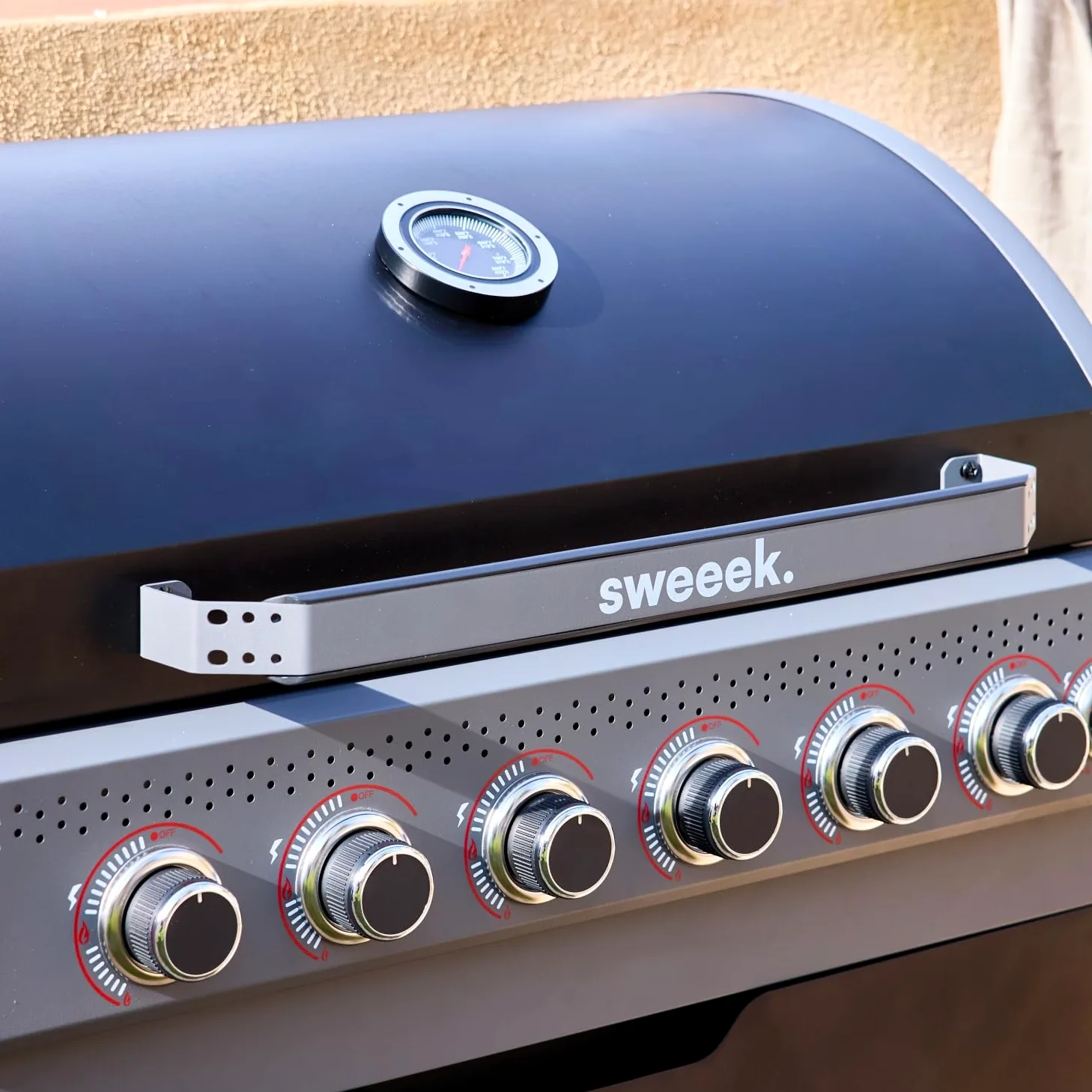 sweeek - Barbecue au gaz Edmond noir - 6 brûleurs + 1 feu latéral. avec thermomètre. L 132x P62 x H143 cm
