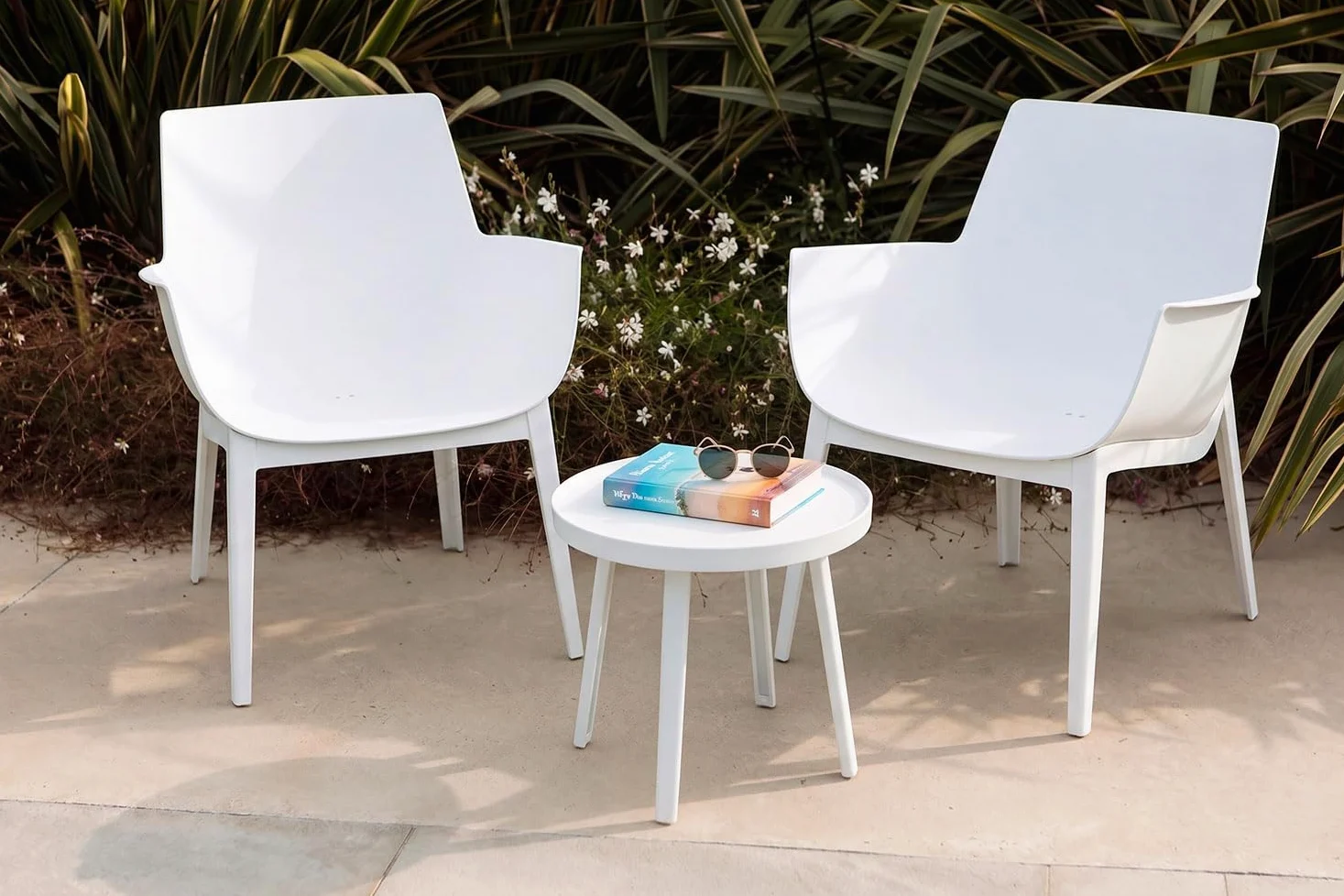 Lot de 2 fauteuils avec table basse d'extérieur en polypropylène renforcé de fibre de verre, fauteuils de piscine, fauteuils de balcon ergonomiques - Betty (ensemble avec table blanche)