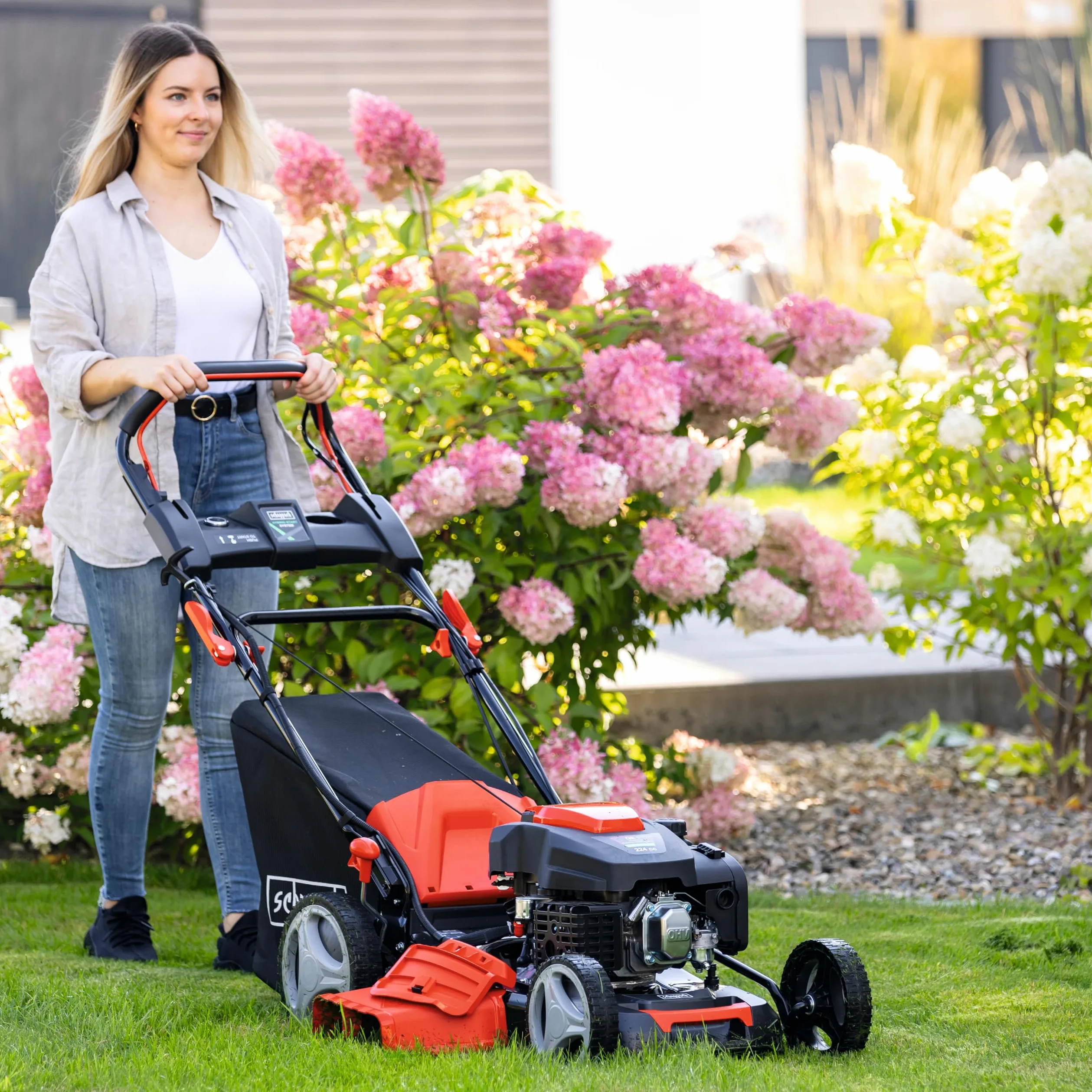 Scheppach Tondeuse à Gazon Hybride MS225-53E – Moteur 4 Temps 224 cm3 / 6 CV – 4400 W – Largeur de Coupe 53 cm – Démarrage électrique – Bac 65 L – Batterie 2Ah + Chargeur Inclus