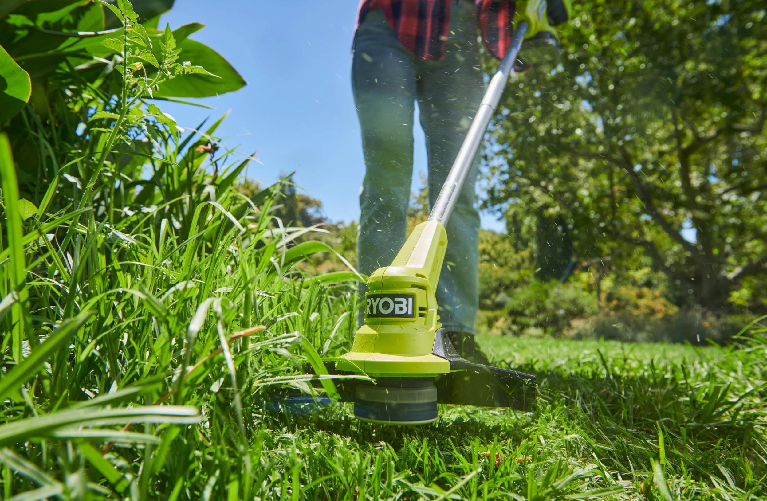 RYOBI 18 V One+ Coupe Bordure à Batterie RY18LT23A-120P, Largeur de Coupe 23 cm avec Lame en Plastique, livré avec Batterie 2,0 Ah et Chargeur
