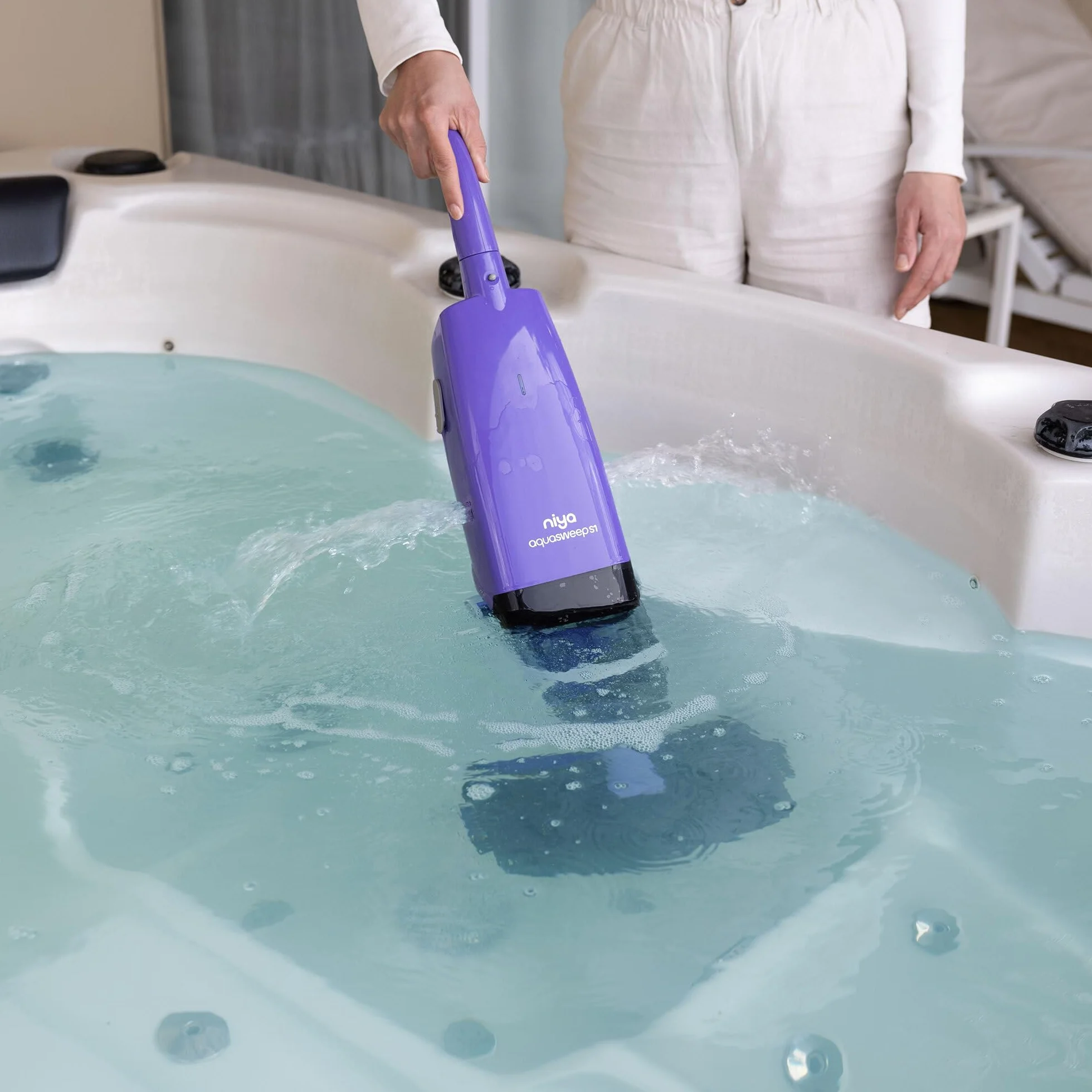 Niya AquaSweep S1 Aspirateur de Piscine sans Fil avec Manche télescopique, Aspiration puissante, Nettoyage des Coins Difficiles d’accès, Autonomie de 60 Min, pour Piscines Hors-Sol et enterrées, Spas