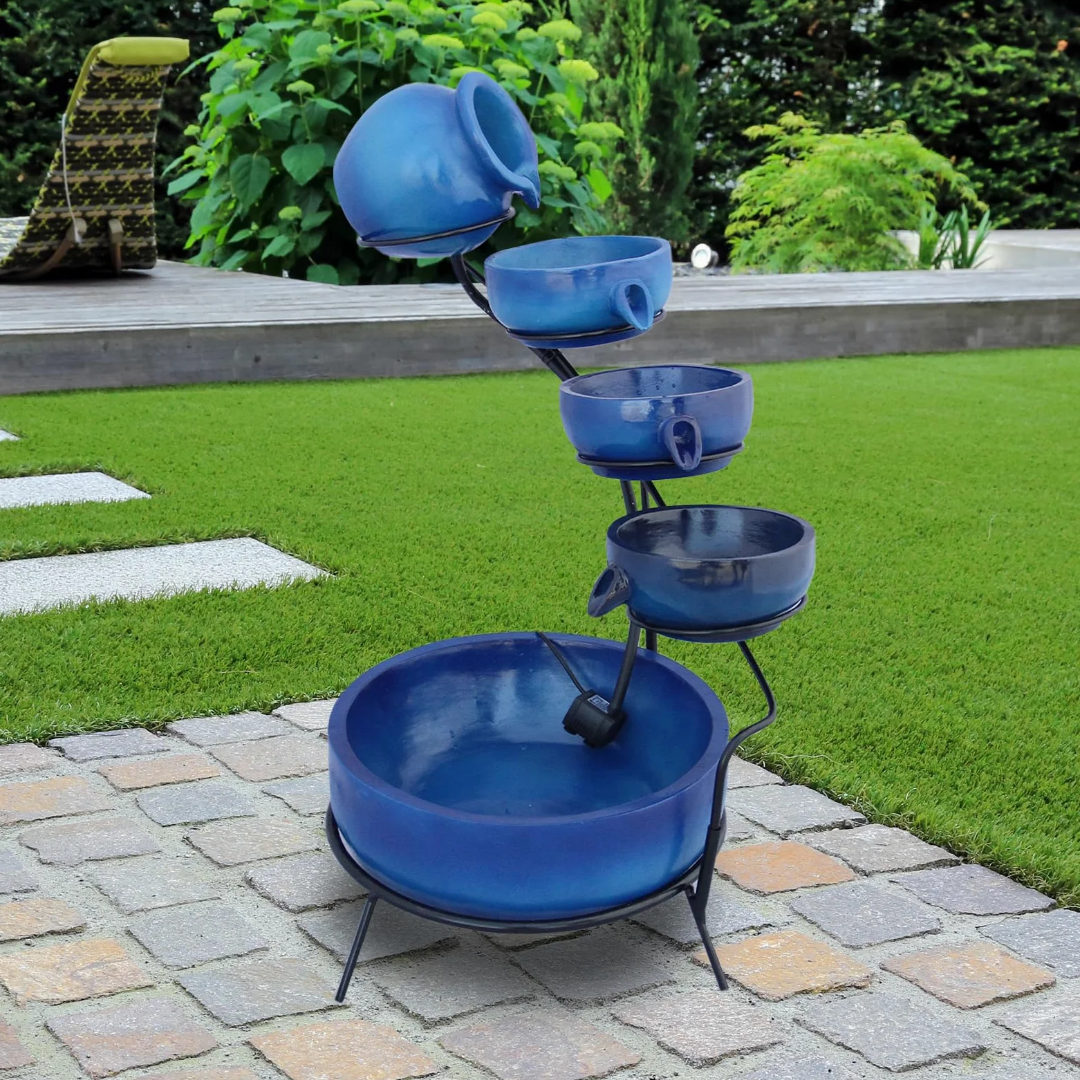 Fontaine de jardin alimentée Énergie Solaire Ornement de jardin Extérieur Décor Patio Résine Bleu Sphère autoportante à 4 Niveaux de Bols Renversants Jeu d'eau