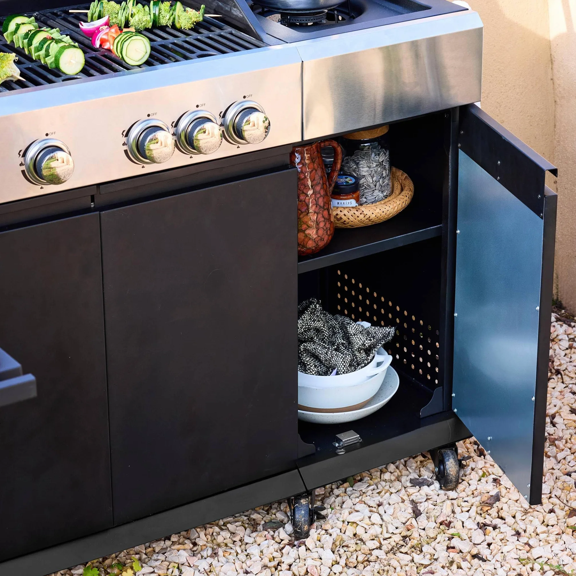 Sweeek Barbecue gaz 4 brûleurs + 1 feu latéral MAXIM noir acier L 145.5 x P 61.5 x H 143.5cm