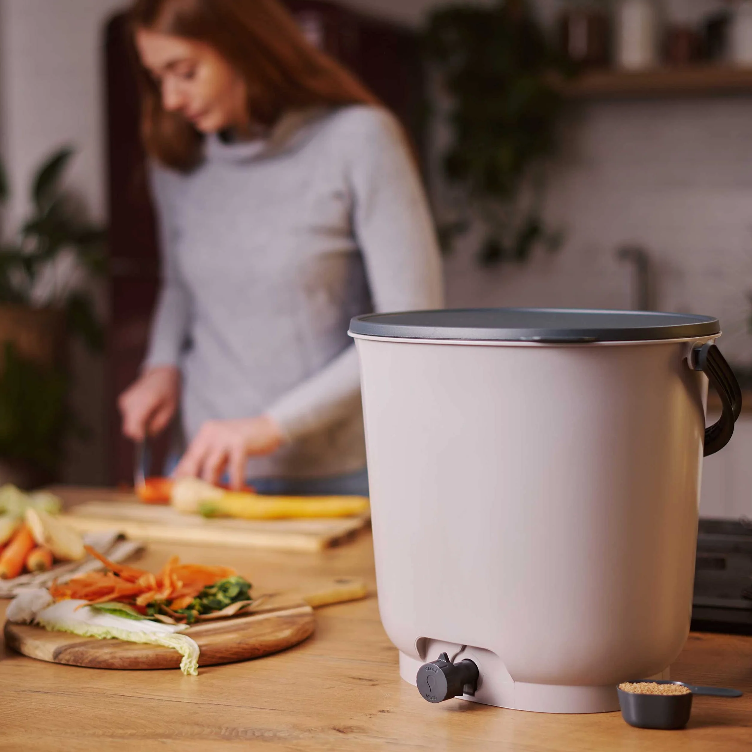 Bokashi Organko Essential Gris (15,3L) | Kit 2 seaux à Compost Organique avec compacteur + 1kg d'Activateur EM-1 de Fermentation fabriqué en France