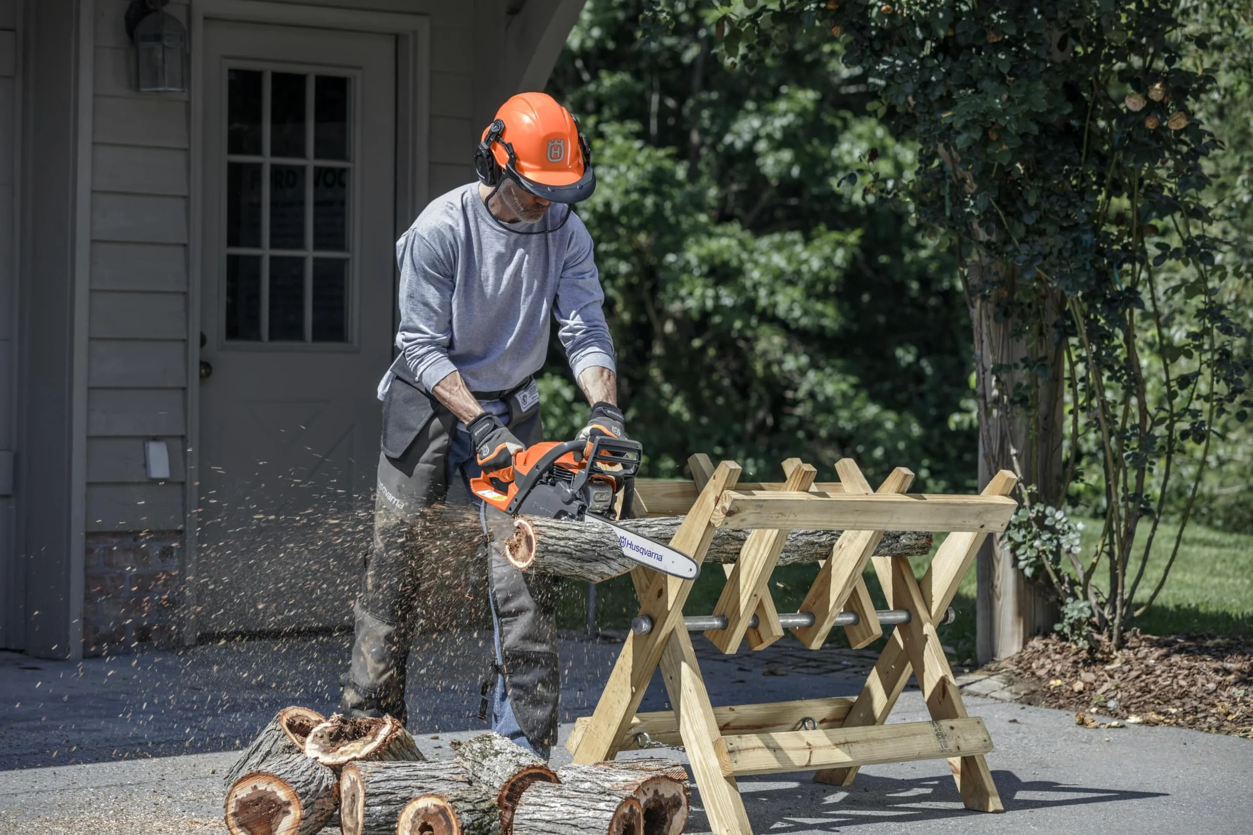 Husqvarna 130 : Tronçonneuse thermique 38 cm³ X-Torq®, guide-chaîne 35 cm, LowVib®. Idéale pour l’entretien du jardin et la coupe de bois de chauffage.