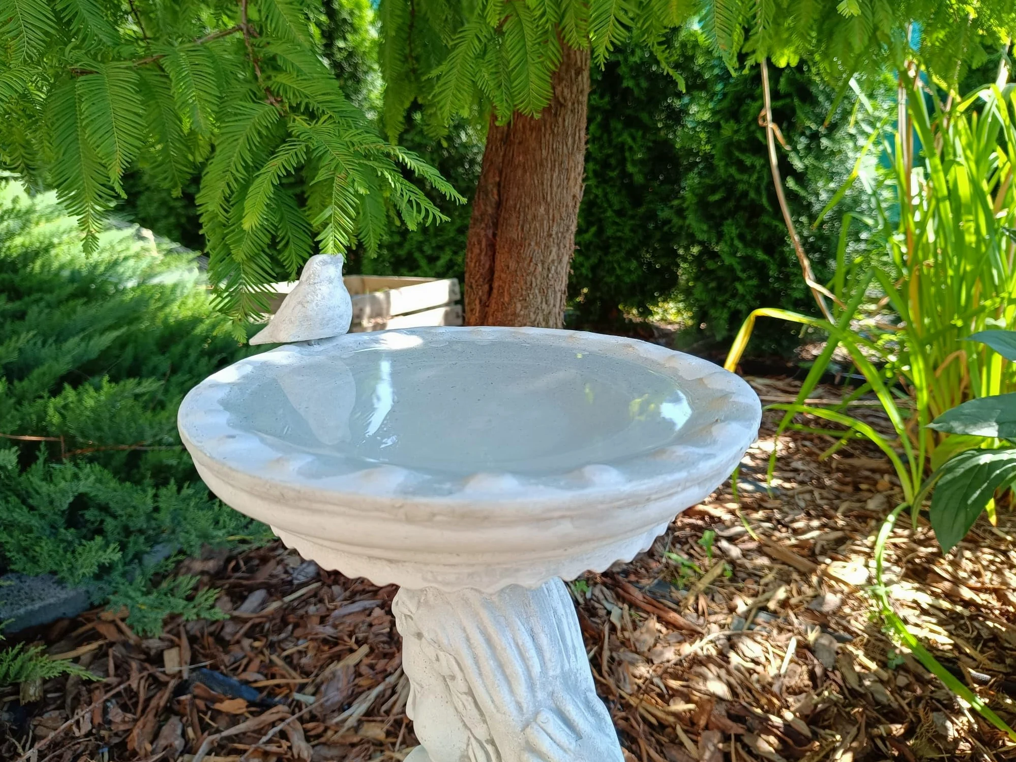 Bain d'oiseaux au design antique en forme de garçon tenant un poisson, fabriqué en pierre coulée