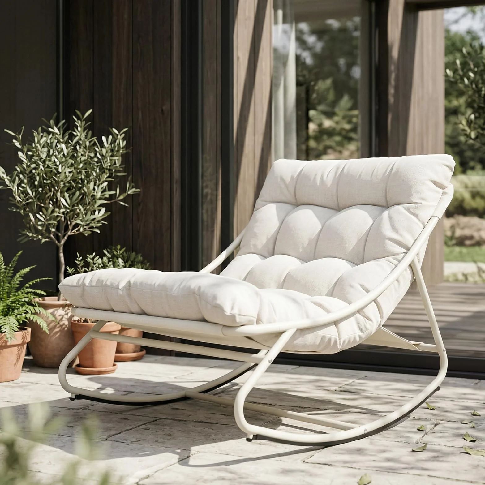 Grand patio Fauteuil à Bascule d’Extérieur avec Coussin – Chaise Relax Ergonomique en Métal, Résistante aux Intempéries, pour Jardin, Terrasse, Balcon & Salon, Jusqu’à 150 kg –Blanc Cassé