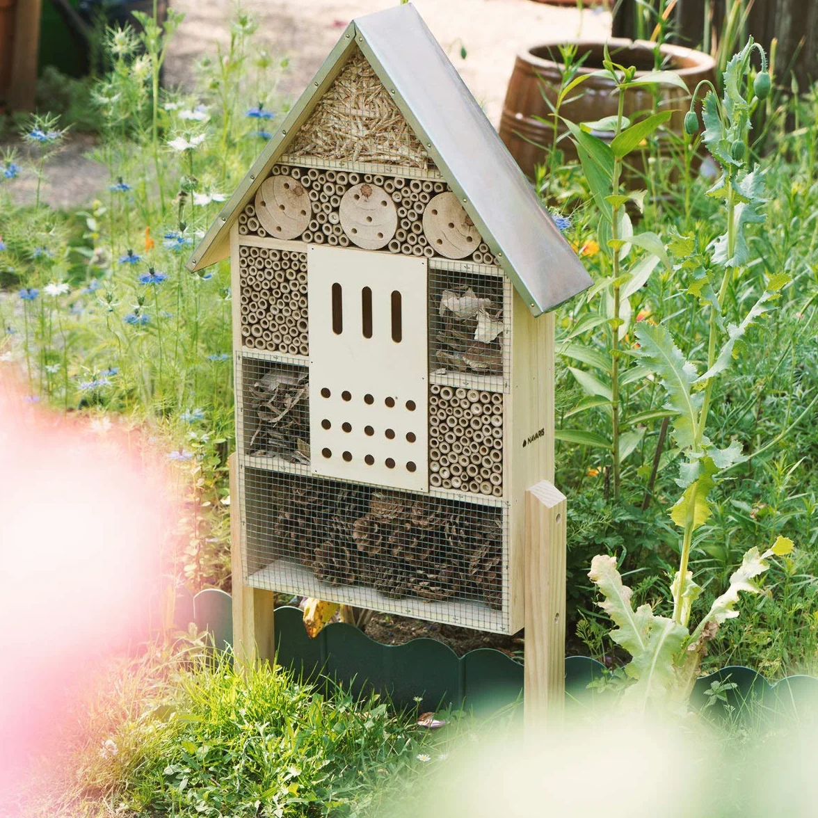 Navaris Hôtel à Insecte Bois Cabane Abri XL 38 x 11,5 x 57 cm avec 2 Piquets Nid Nichoir pour Abeilles Papillons