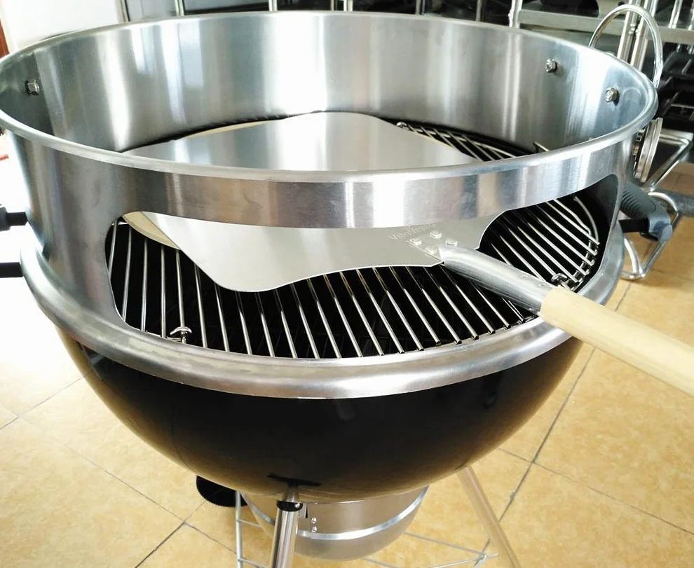 Onlyfire BRK-6023 Kit Pizza Weber 57 cm - Anneau INOX Poignées Amovibles, Pierre 38 cm, Pelle, Thermomètre - Accessoire Barbecue Charbon Kettle
