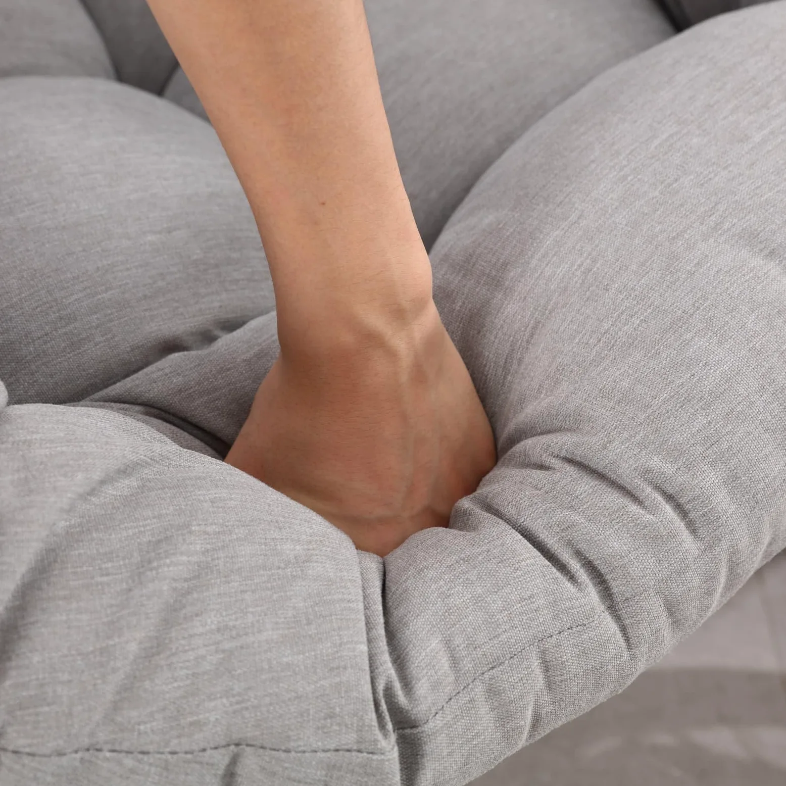 Sweiko Fauteuil à Bascule d'Extérieur en Rotin avec Coussin Moelleux,Fauteuil de Loisirs Ergonomique Adapté aux Porches,Salons,Terrasses et Jardins (LightGray)