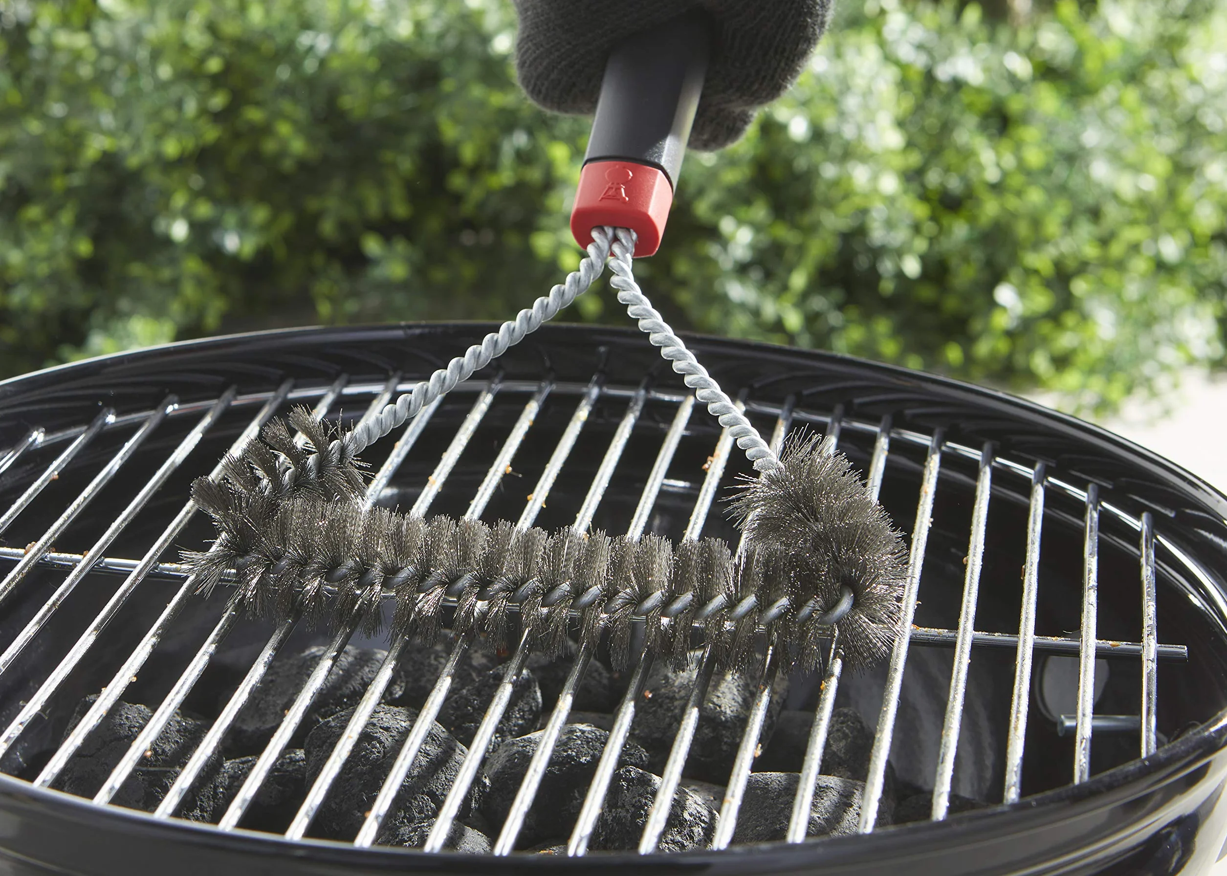Weber Kit de nettoyage pour barbecues Q et Pulse - Nettoyant grilles, huile anti-adhérence, brosse 3 côtés, grattoir, chiffon microfibre, 2 éponges