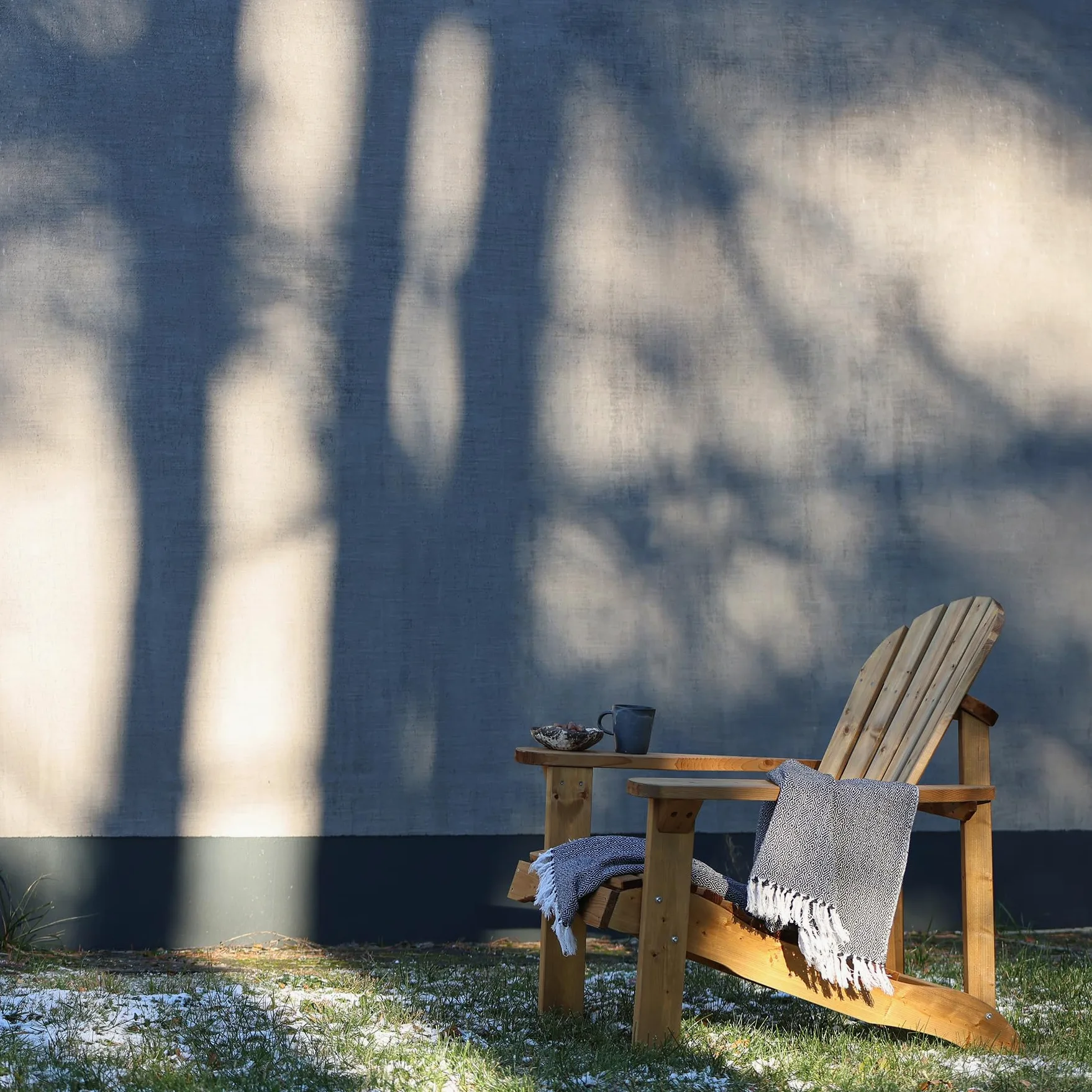 Amata UNGURS Collection Adirondack Chaise Simple en Bois résistante aux intempéries pour Patio, arrière-Cour et Jardin – Ergonomique et Durable – Design Intemporel (Marron)