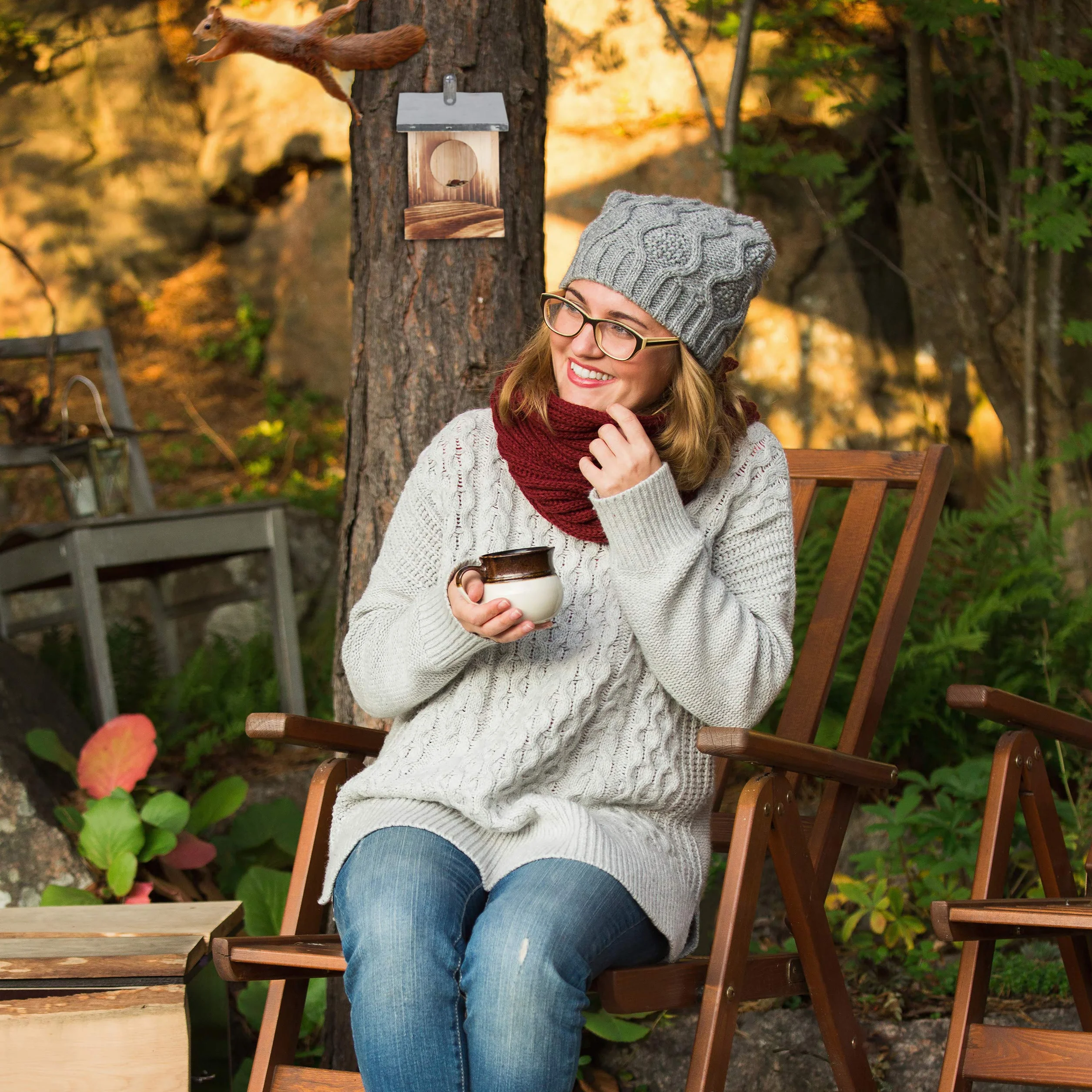 Relaxdays Mangeoire pour écureuils, Hotte en Bois, Toit métallique étanche, à accrocher, pour Le Jardin, Effet flammé, Marron