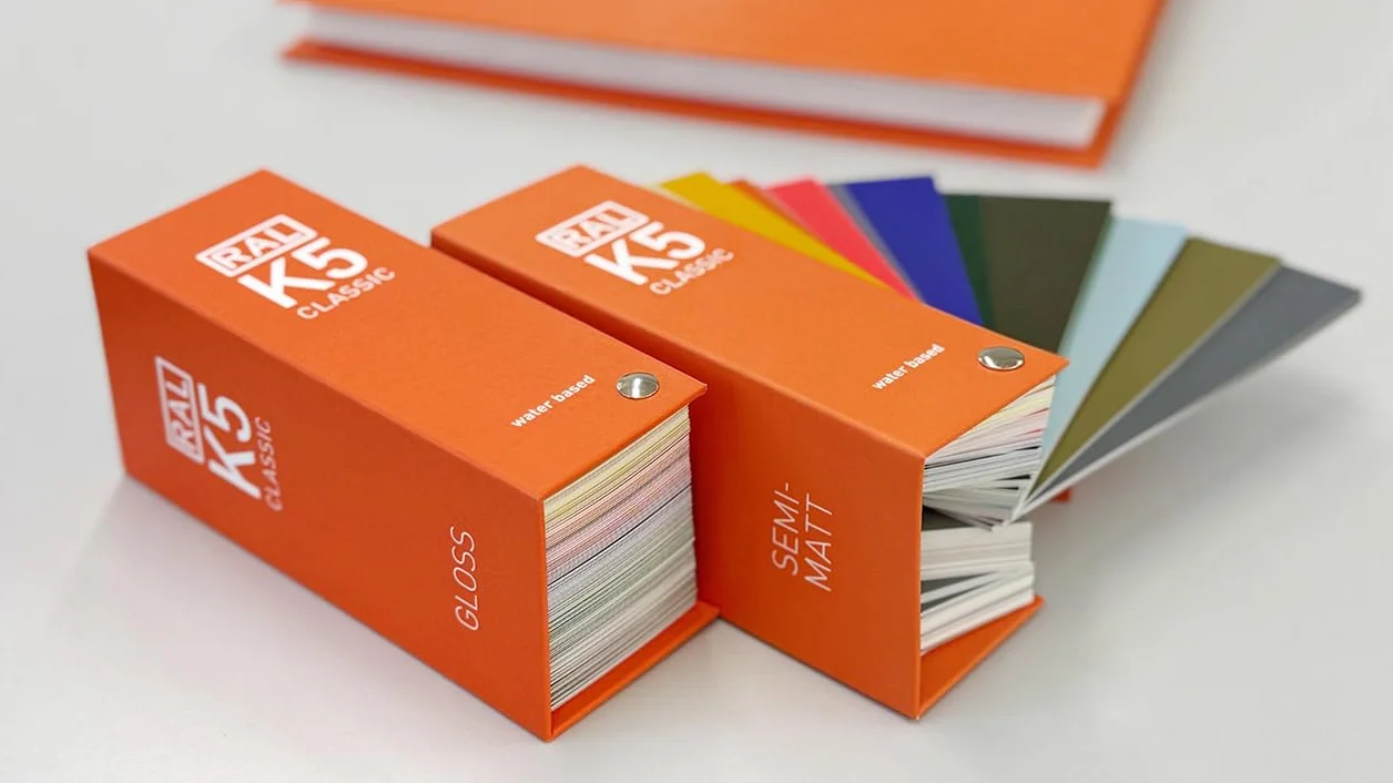 RAL K5 nuancier de couleur, 216 échantillons satinés pleine page, 8 langues