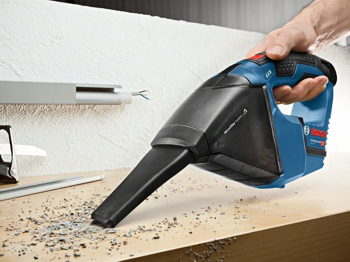 Bosch Professional 12V System aspirateur sans-fil GAS 12 V (volume du bac : 0,35 l, avec 2 batteries de 3,0 Ah + chargeur, L-BOXX)