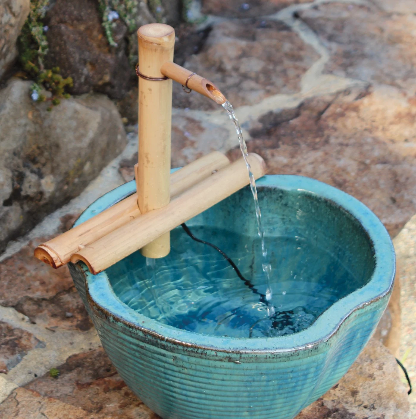 Bamboo Accents Kit de Fontaine de Jardin Zen - Bec Réglable Finition Mate Lisse - 220V Pompe Submersible - Fontaine à Eau Intérieure et Extérieure, Contenant Non Inclus (30 cm Demi-Ronds Réglables)