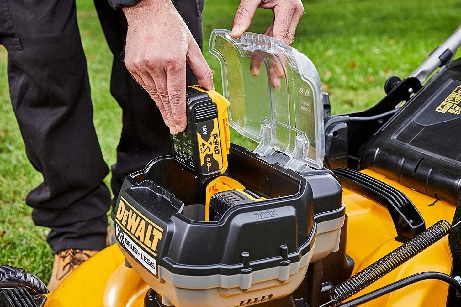 DeWalt Tondeuse XR Brushless 18V 5Ah Li-Ion - DCMW564P2-QW - Tondeuse à Gazon sans Fil avec 2 Batteries, Chargeur et Sac de Ramassage de 55l - Largeur de Coupe 48cm - Tonte jusqu’à 800m2 - 36V Jaune