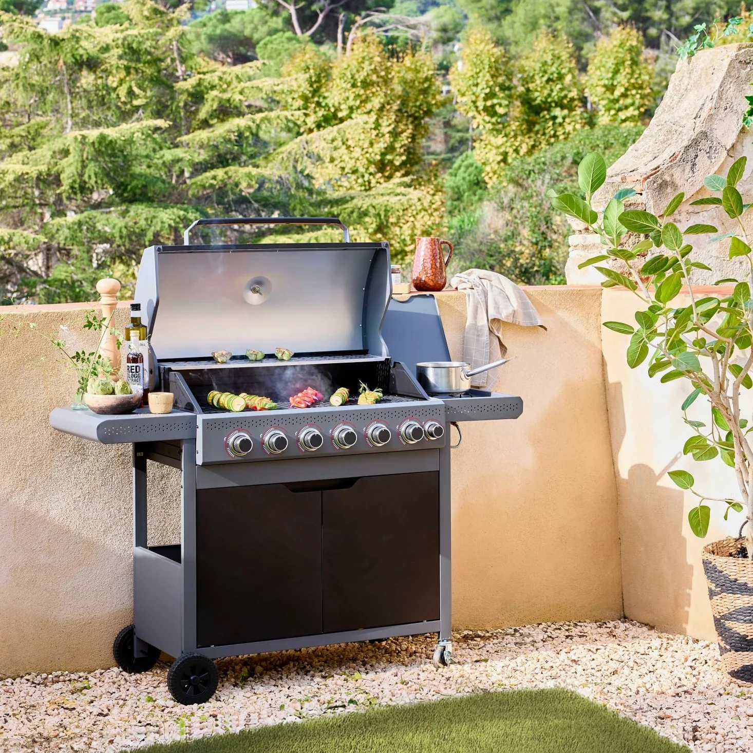 sweeek - Barbecue au gaz Edmond noir - 6 brûleurs + 1 feu latéral. avec thermomètre. L 132x P62 x H143 cm
