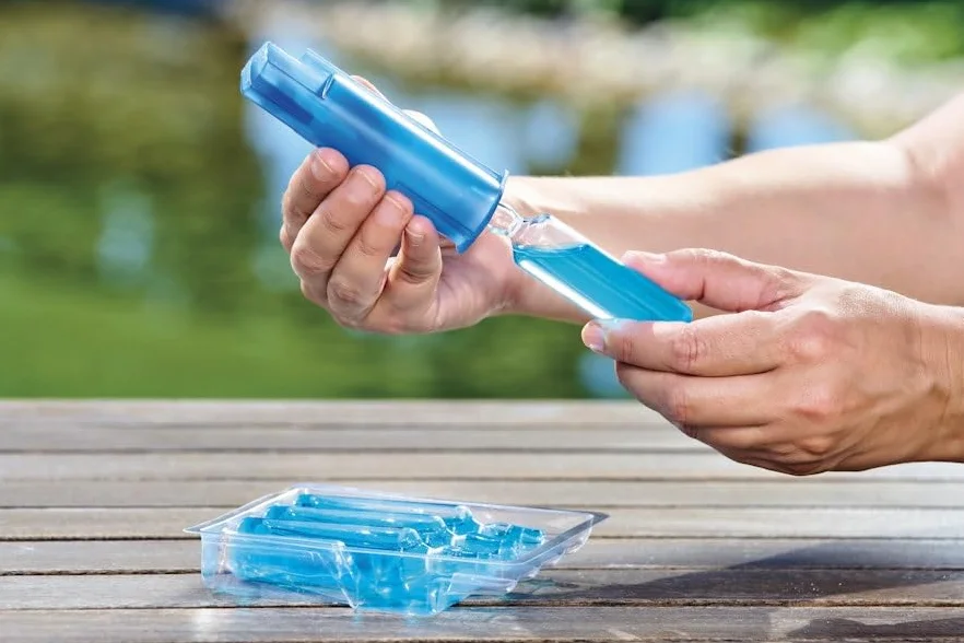 OASE AquaActiv BioKick Premium 51280 Lot de 4 flacons de 20 ml pour 10 000 l chacune, bactéries, filtrantes hautement concentrées, pour étang, étang à poissons, étang de jardin, étang de natation Bleu