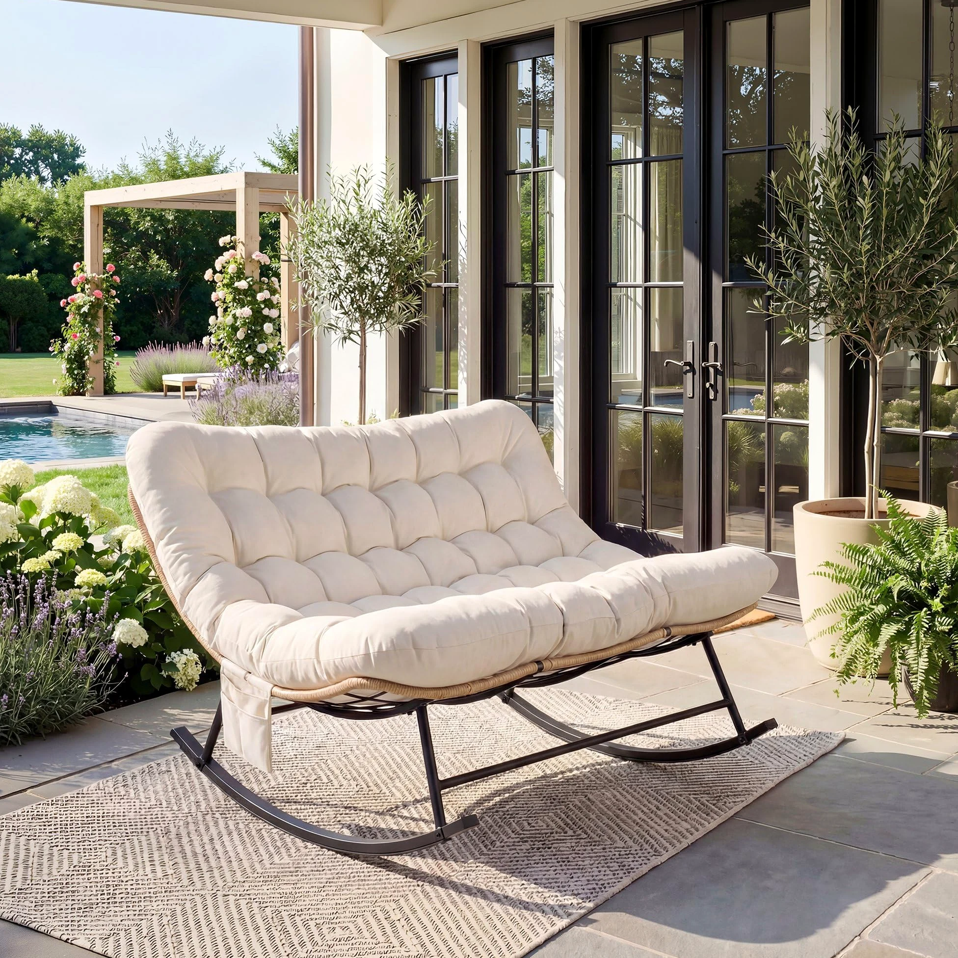 Garvee Fauteuil à Bascule Double Robuste 450 lbs – Dossier rembourré – Tissu imperméable – Cadre métal – Idéal Jardin, terrasse, Salon – Mobilier Moderne – Rotin Jaune et Coussins Beige Clair