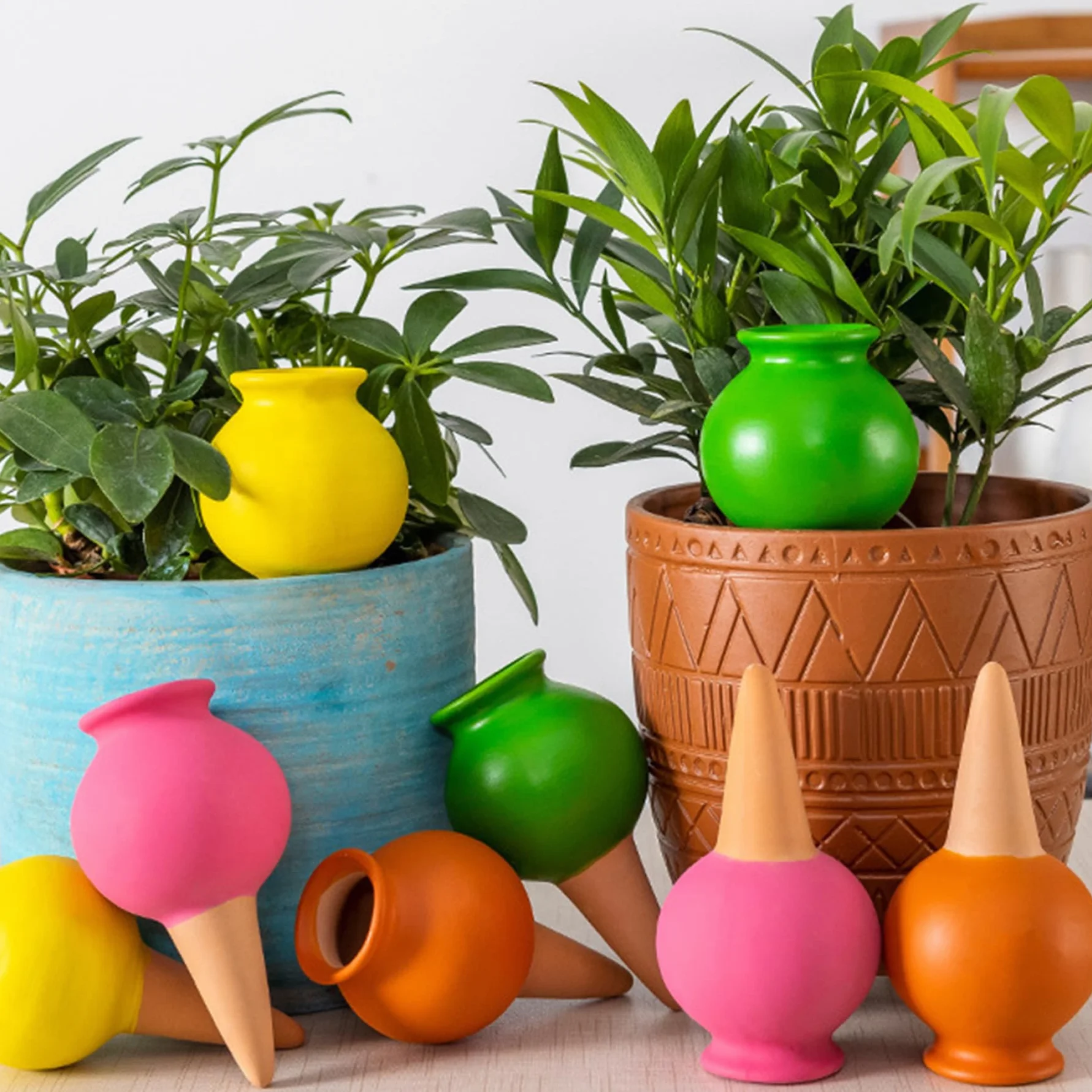 Les Globes d'arrosage des Plantes 4pcs en Terre Cuite arroser Les Pointes 2 à 3 Jours d'arrosage Auto-arrosage des bulbes de Plante Automatique.