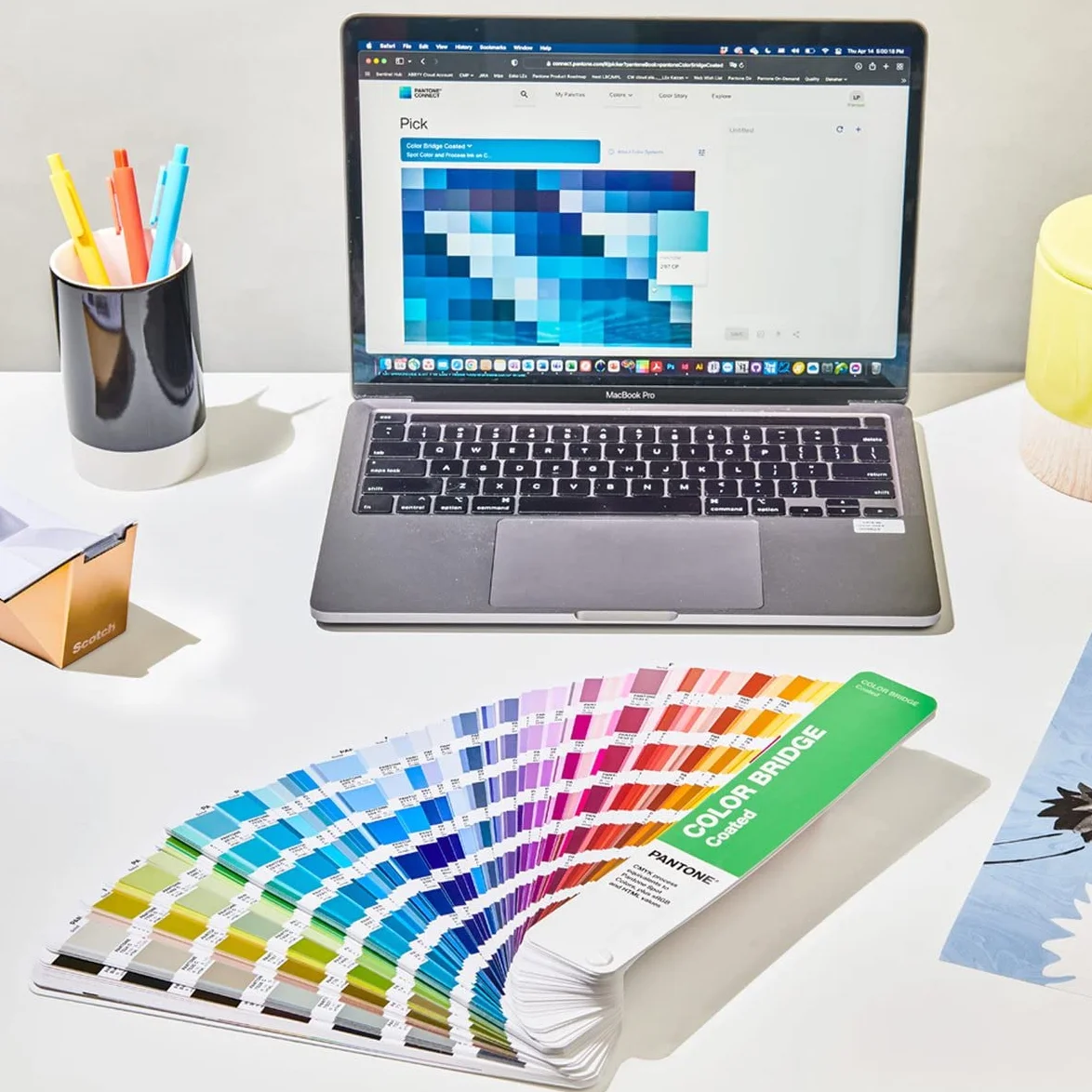 Pantone GG6103B Bridge Guide - Nuancier papier couché portable organisé par ordre chromatique
