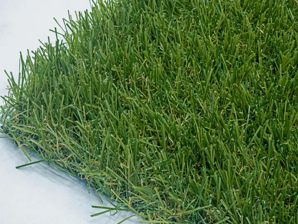 Gazon synthetique EDOUARD Hauteur totale 30 mm. Rouleau 2 x 5 m. 10 m2. Gazon très doux et garantie resistance UV 5 ans. Fibre en 4 couleurs Vert