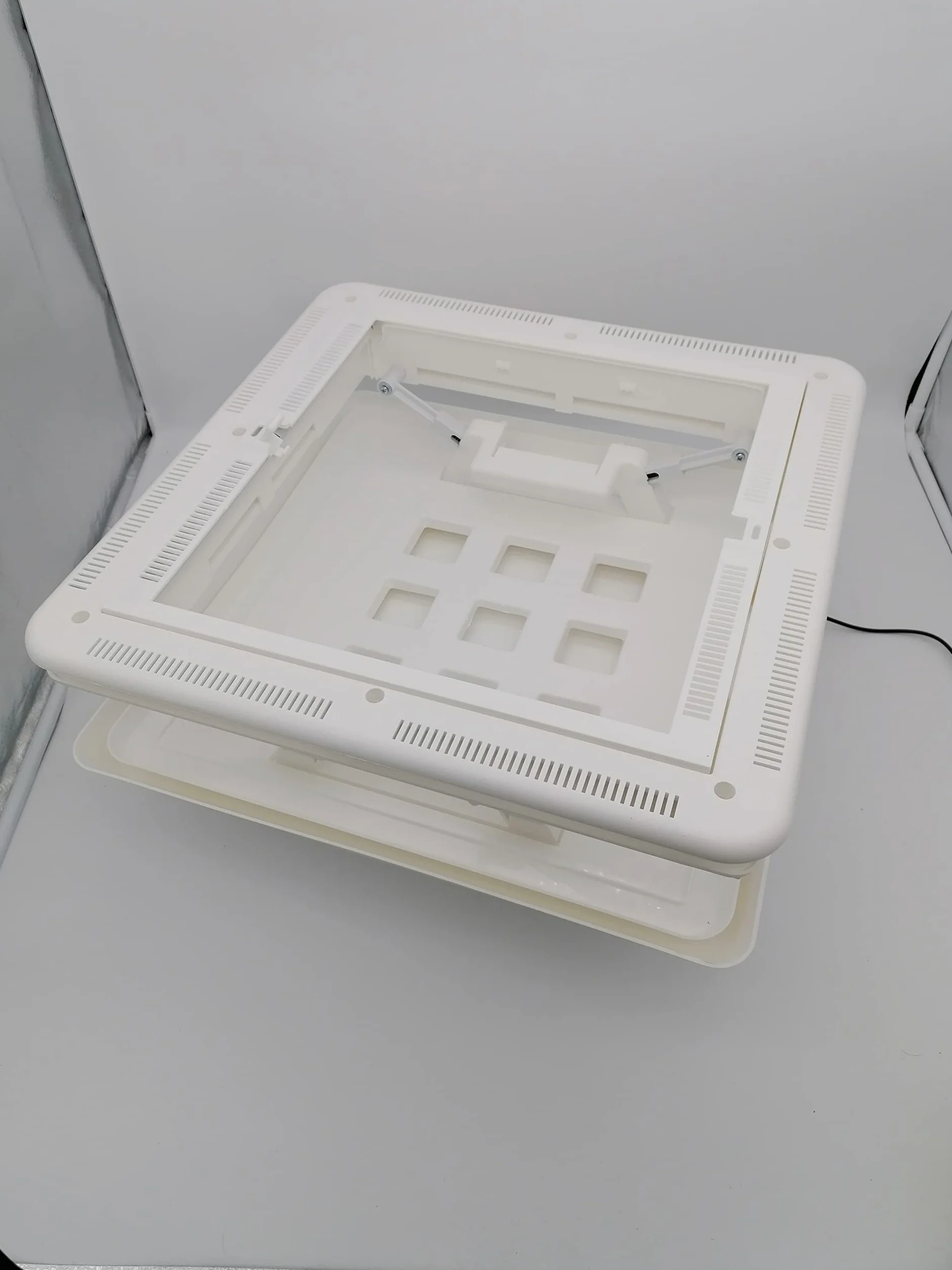 Kit de lucarne Hertus 40 x 40 avec moustiquaire intégrée et vis en acier inoxydable