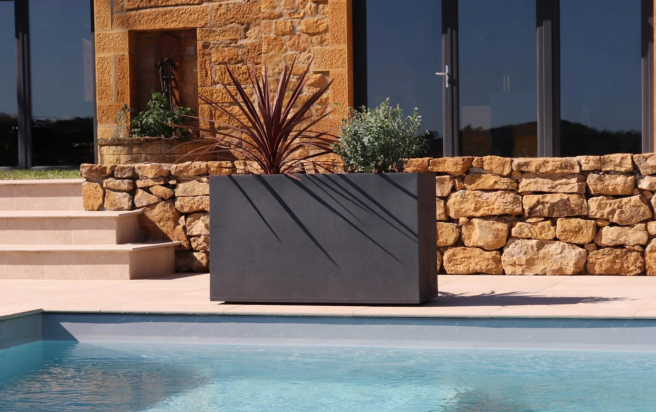 EDA - Jardinière Basalt - 98 L - Décor Imitation Béton - Utilisable à l'Intérieur et à l'Extérieur - Zone de Rétention d'eau pour Limiter l'Arrosage - 99,5 x 39,5 x H. 43,5 cm - Gris Anthracite