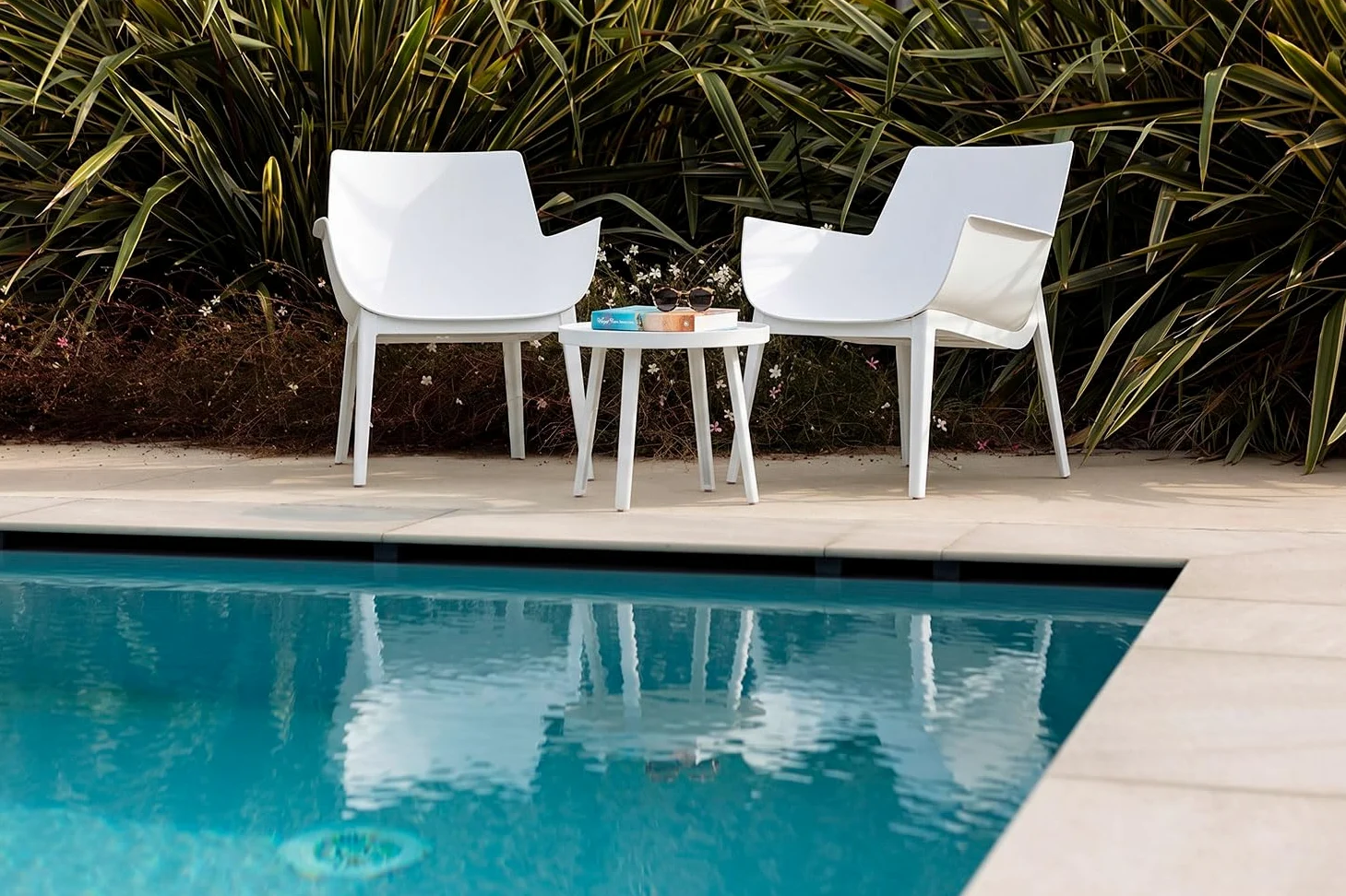 Lot de 2 fauteuils avec table basse d'extérieur en polypropylène renforcé de fibre de verre, fauteuils de piscine, fauteuils de balcon ergonomiques - Betty (ensemble avec table blanche)