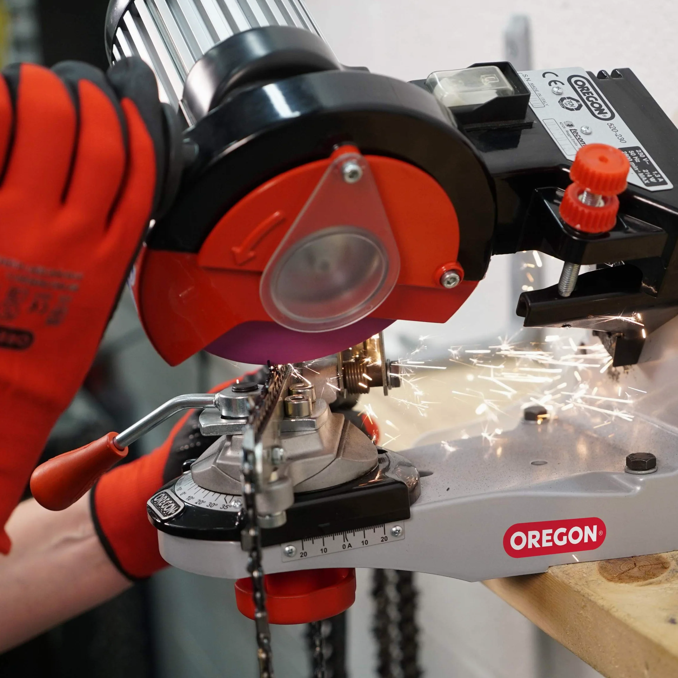 OREGON Affûteuse Professionnelle 230 Volts, Affûteuse de Chaîne de Tronçonneuse Universelle (520-230)