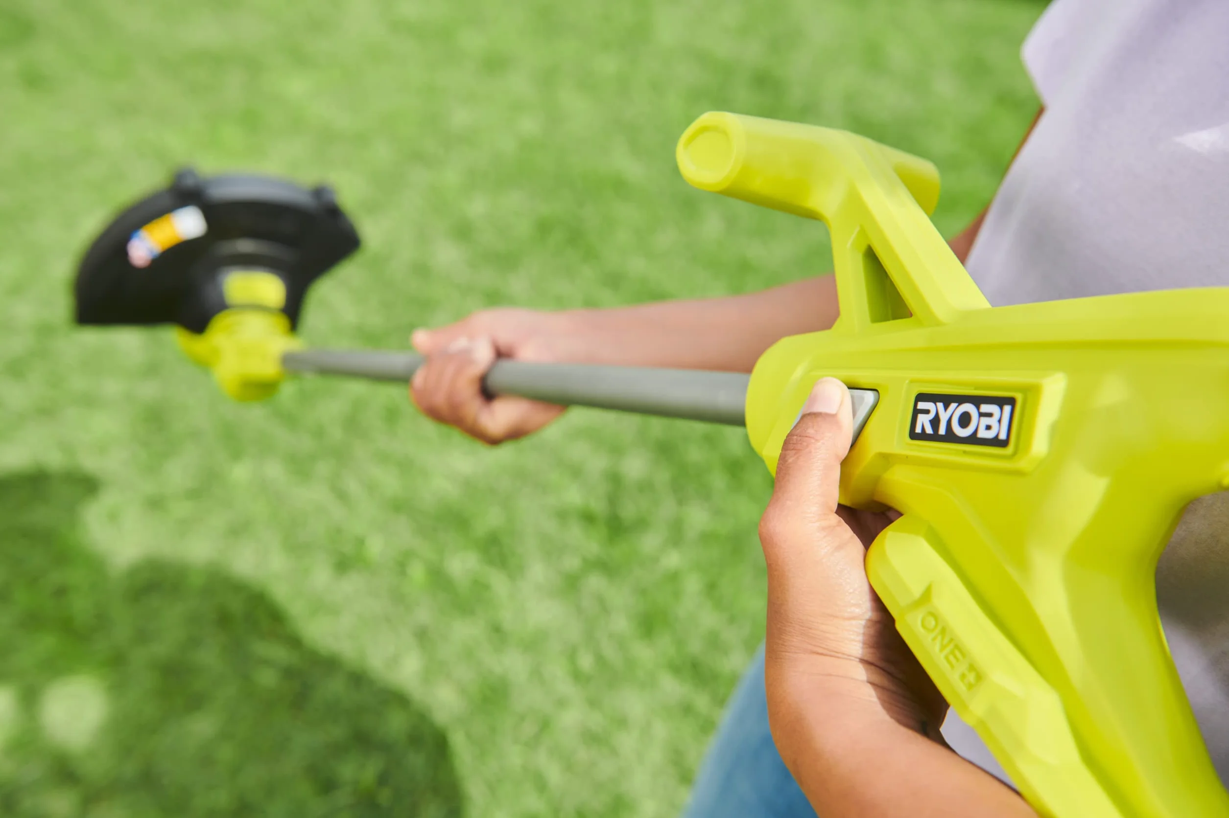 RYOBI 18 V One+ Coupe Bordure à Batterie RY18LT23A-120P, Largeur de Coupe 23 cm avec Lame en Plastique, livré avec Batterie 2,0 Ah et Chargeur