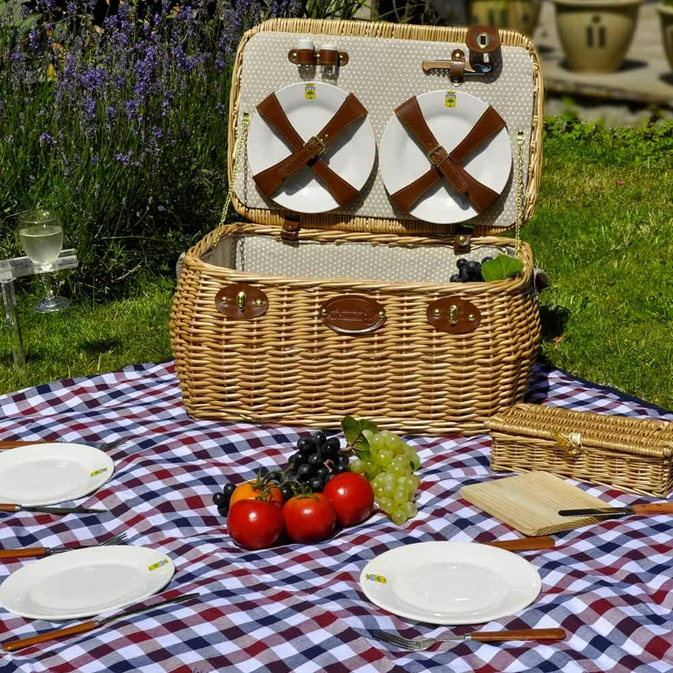 Les Jardins de la Comtesse - Panier Picnic Trocadéro - Complet pour 4 Personnes - Compartiment Amovible - Assiettes en Céramique et Verres à Vin en Verre - Tissu Beige à Pois Blancs - 50 x 33 x 25 cm