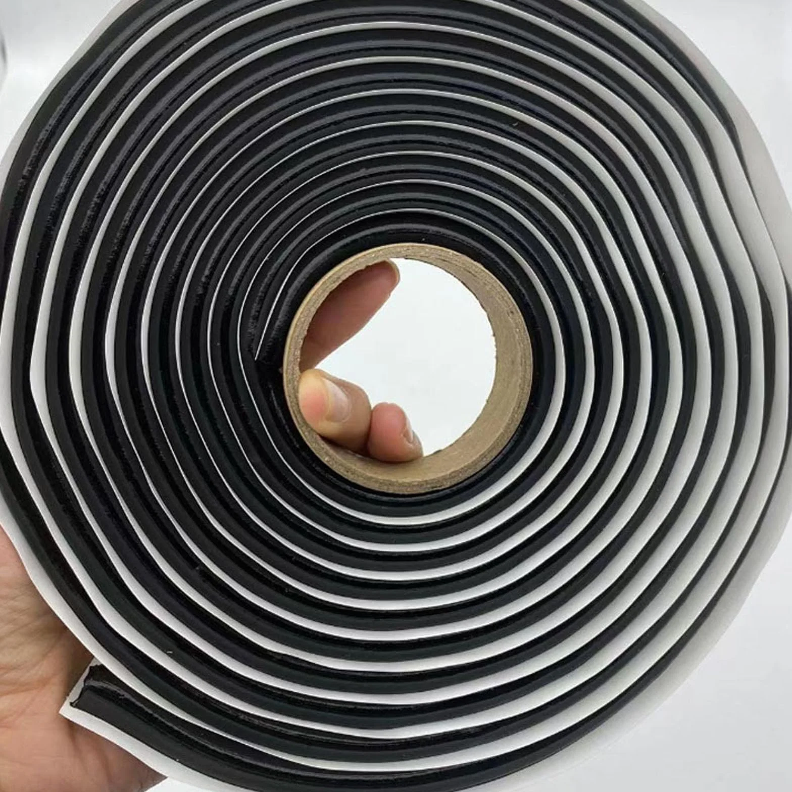 Ruban Butyle Étanche, Joint Mastic d'Etanchéité en Cordon Préformé Noir Rond 9mm x 4m, Boîte Incluse
