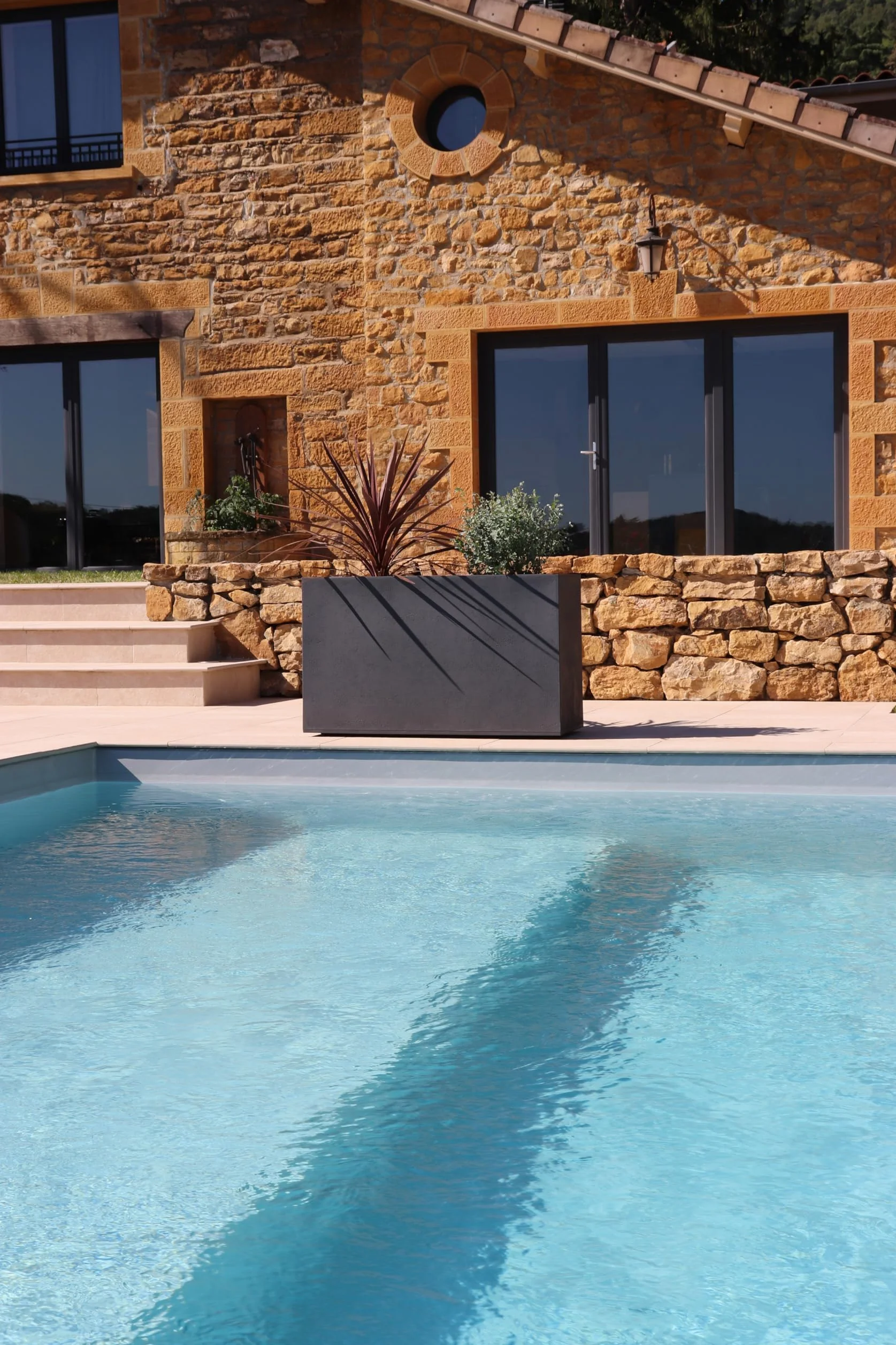 EDA - Jardinière Basalt - 98 L - Décor Imitation Béton - Utilisable à l'Intérieur et à l'Extérieur - Zone de Rétention d'eau pour Limiter l'Arrosage - 99,5 x 39,5 x H. 43,5 cm - Gris Anthracite