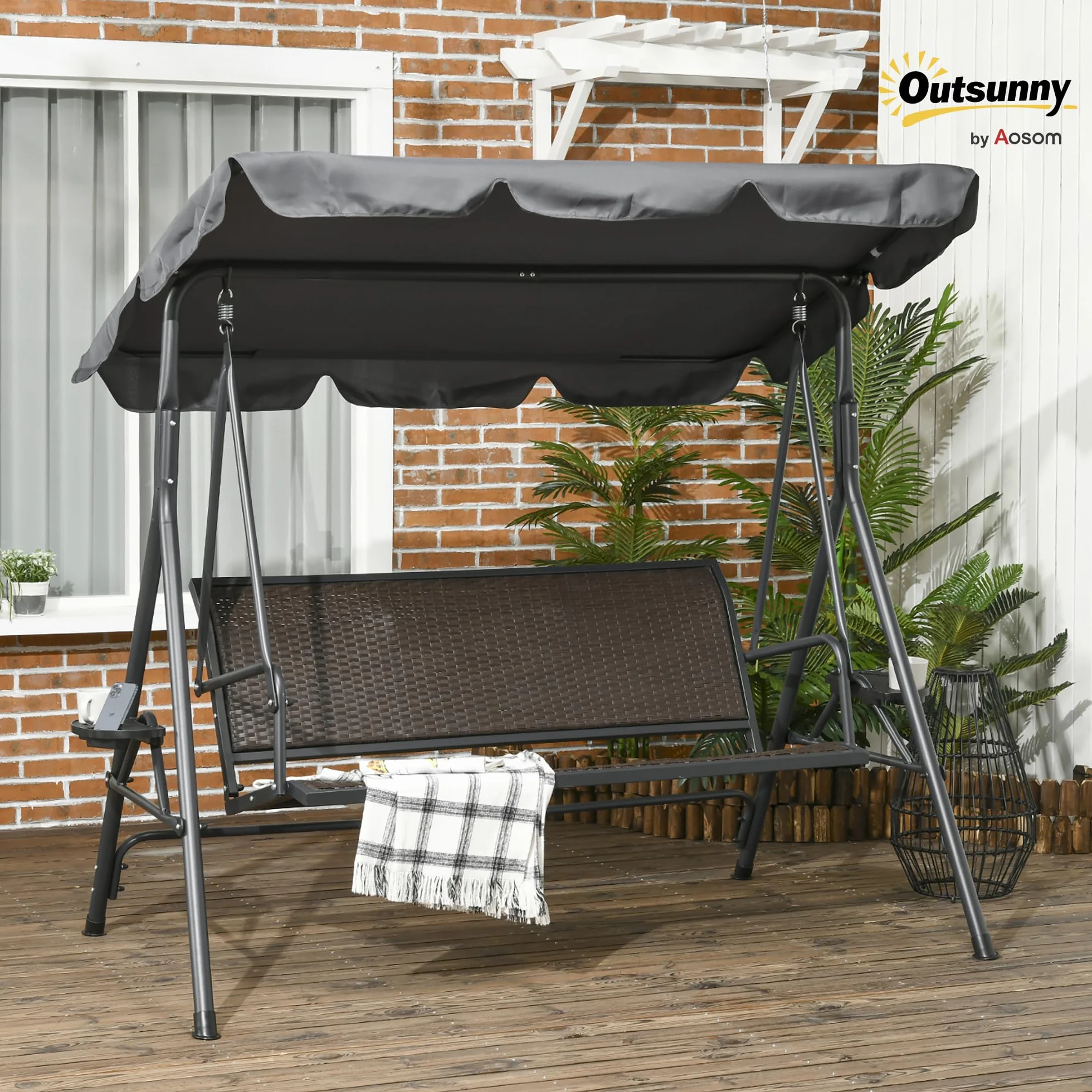 Outsunny Balancelle de Jardin 3 Places Toit Inclinaison réglable Porte-gobelets Plateaux Résine Tressée PE Acier Polyester Gris Foncé Marron