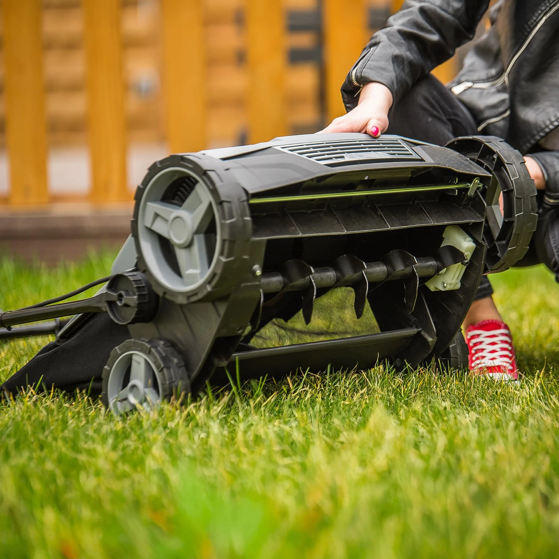 LEHMANN Scarificateur Électrique 2-en-1, 1800 W, Largeur de Travail 38 cm, Réglage de Profondeur sur 5 Niveaux, 3500 TR/Min, Bac 48 L, Rouleaux à 20 Lames et d’Aération, Gris