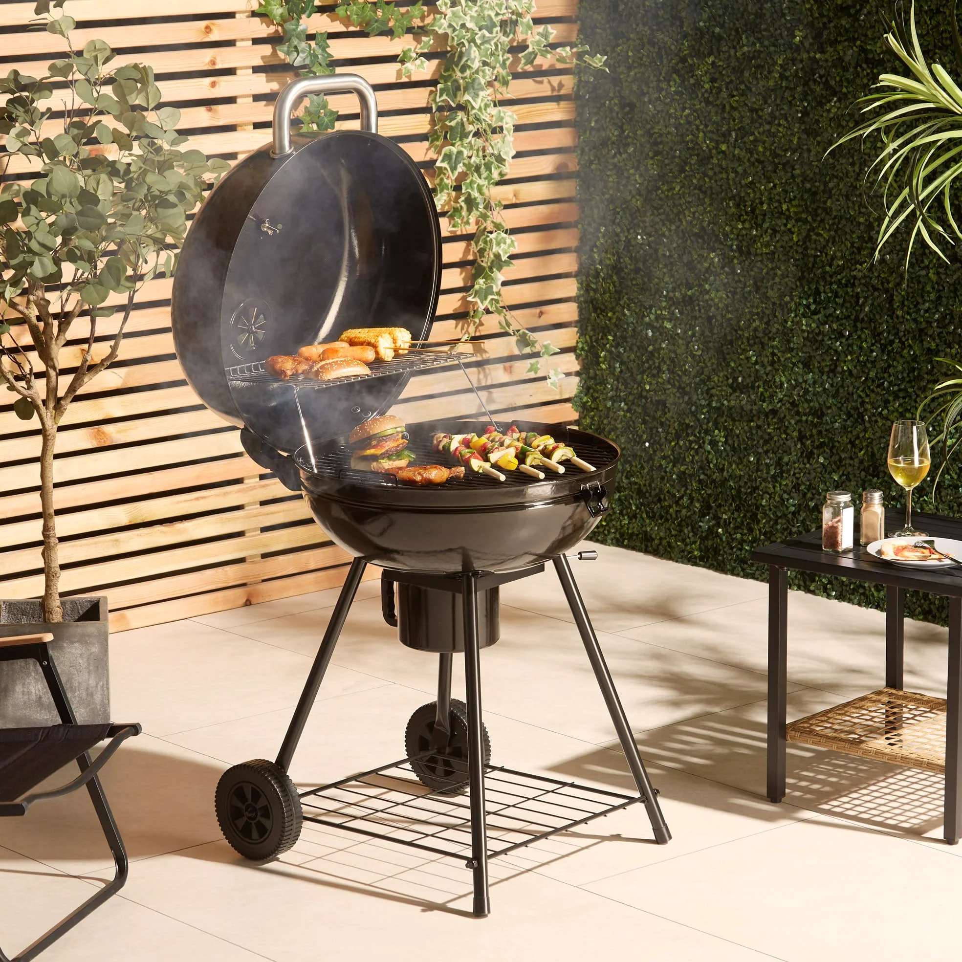 VonHaus Barbecue au Charbon 22.5" – Barbecue Portable avec Grille de Maintien au Chaud, Thermomètre, Étagère, Roues, Couvercle Verrouillable, Bac à Cendres et Grande Grille pour Viande et Légumes