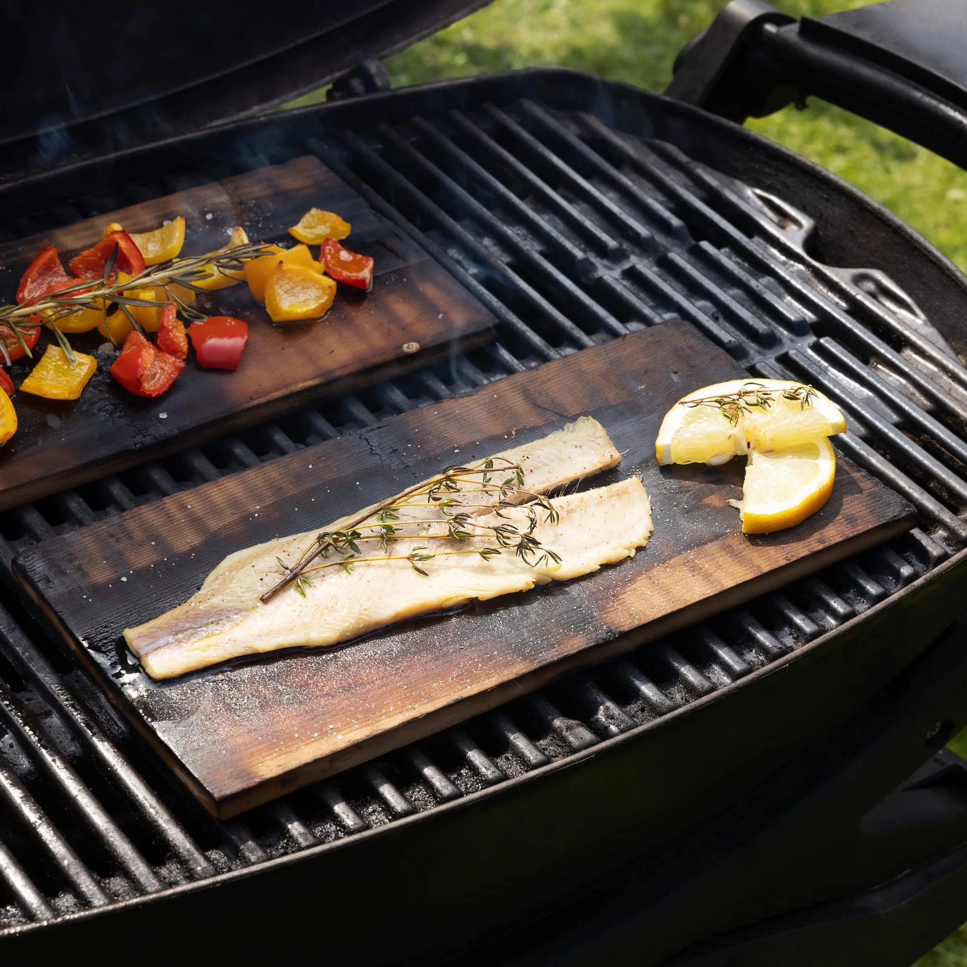 Navaris Planche à Griller Barbecue - Lot 6X Planche à Fumer en Bois de cèdre pour Grill Barbecue Charbon et électrique - Poisson volaille Viande