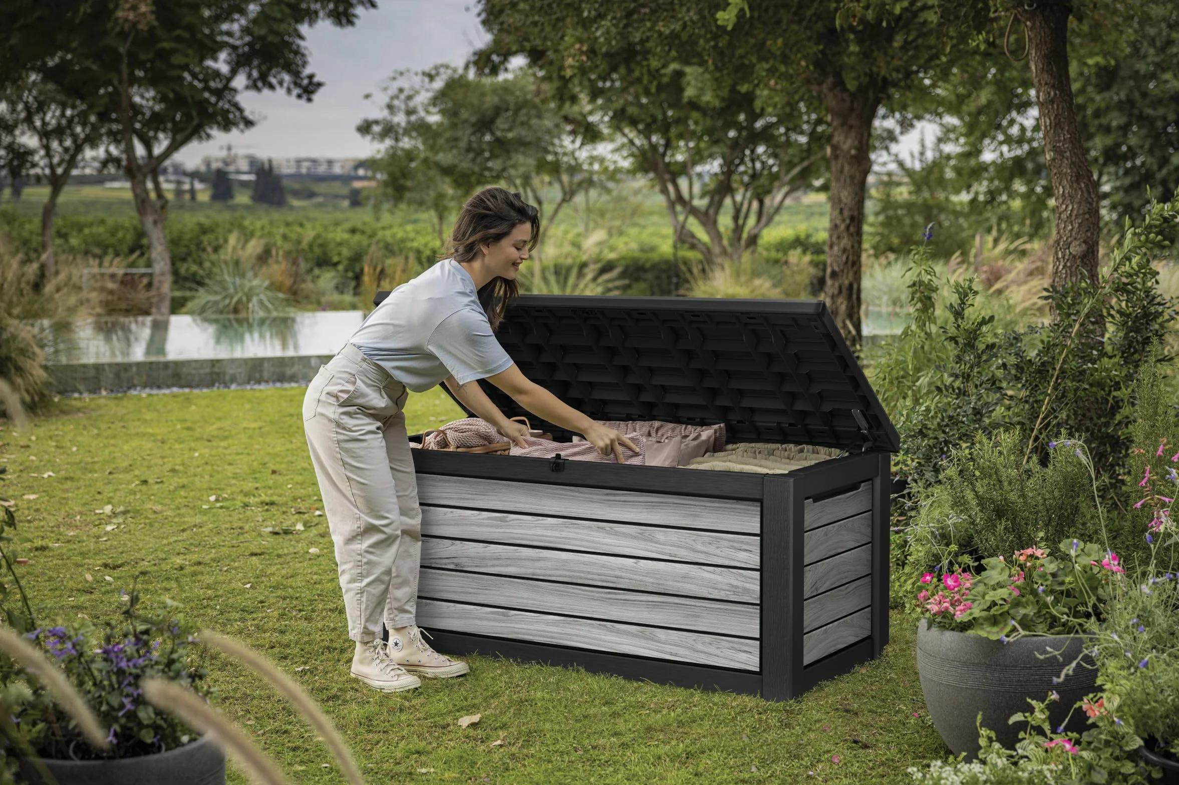 Keter Northwood Boîte de rangement/boîte à coussins 623 l | 100 % étanche avec ventilation donc pas d'odeur désagréable / moisissure, aspect bois moderne, couvercle pouvant supporter jusqu'à 250 kg