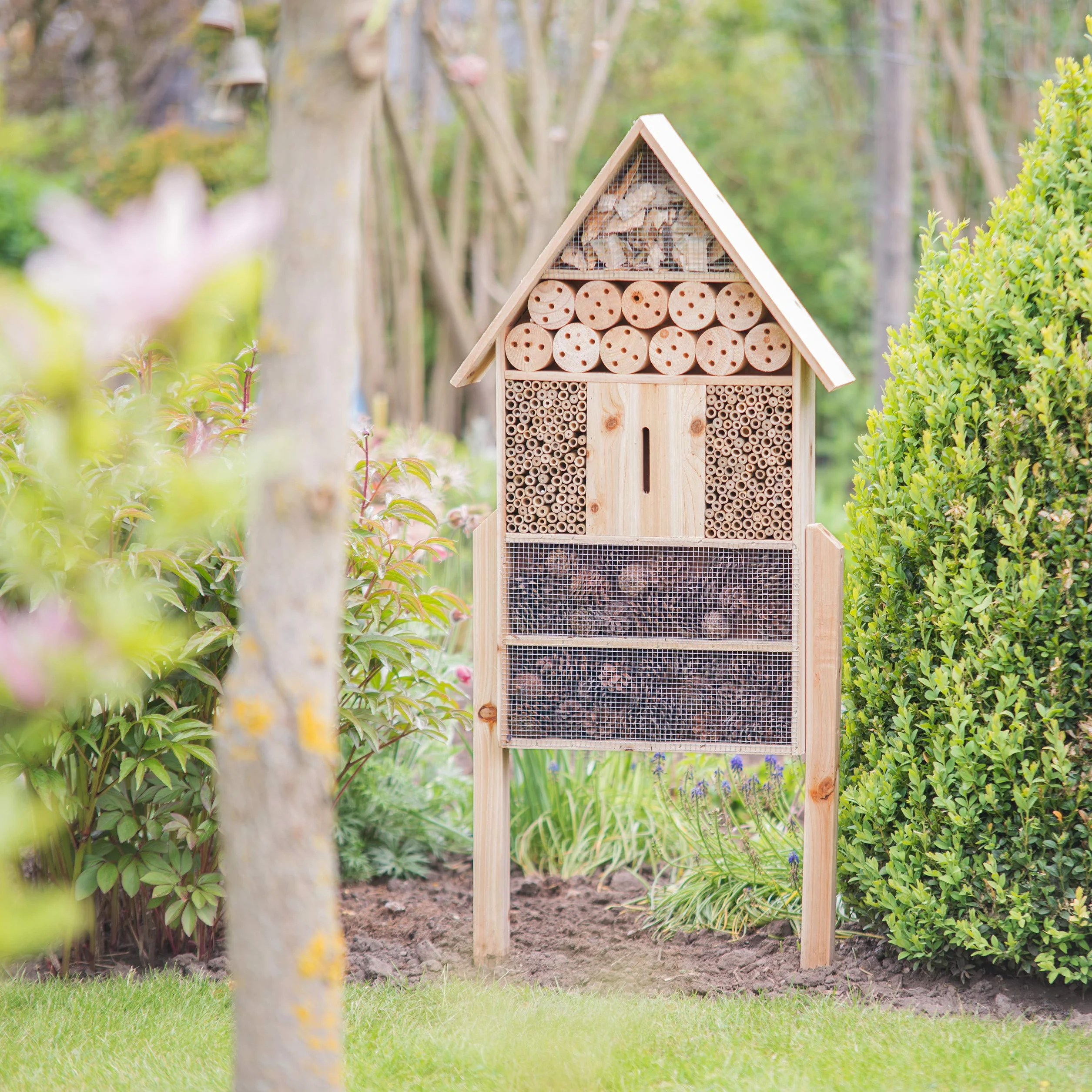 Relaxdays Hôtel à insectes sur pied nature XXL 79 x 49 x 12 cm