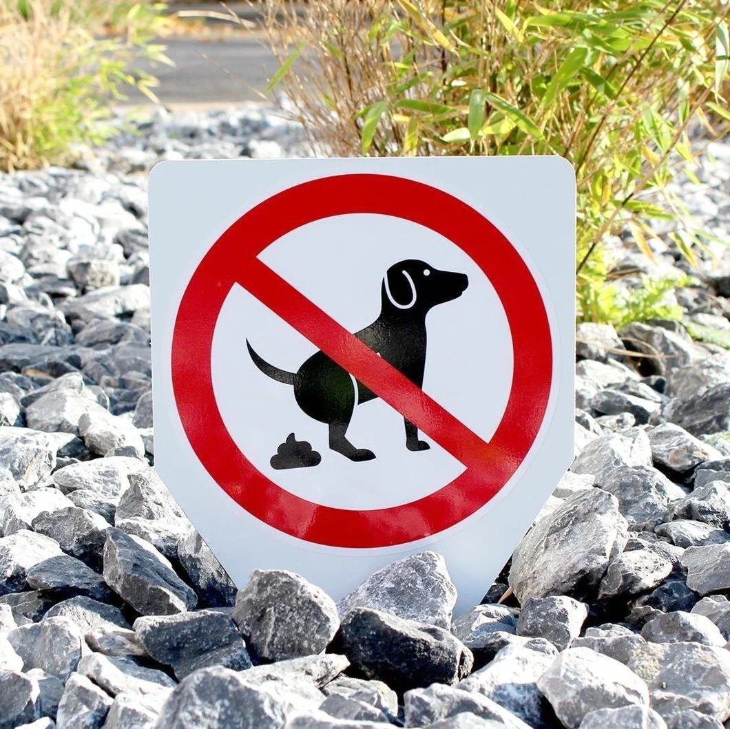 Panneau à piquer interdiction de laisser les chiens faire leurs besoins 20 x 30 cm