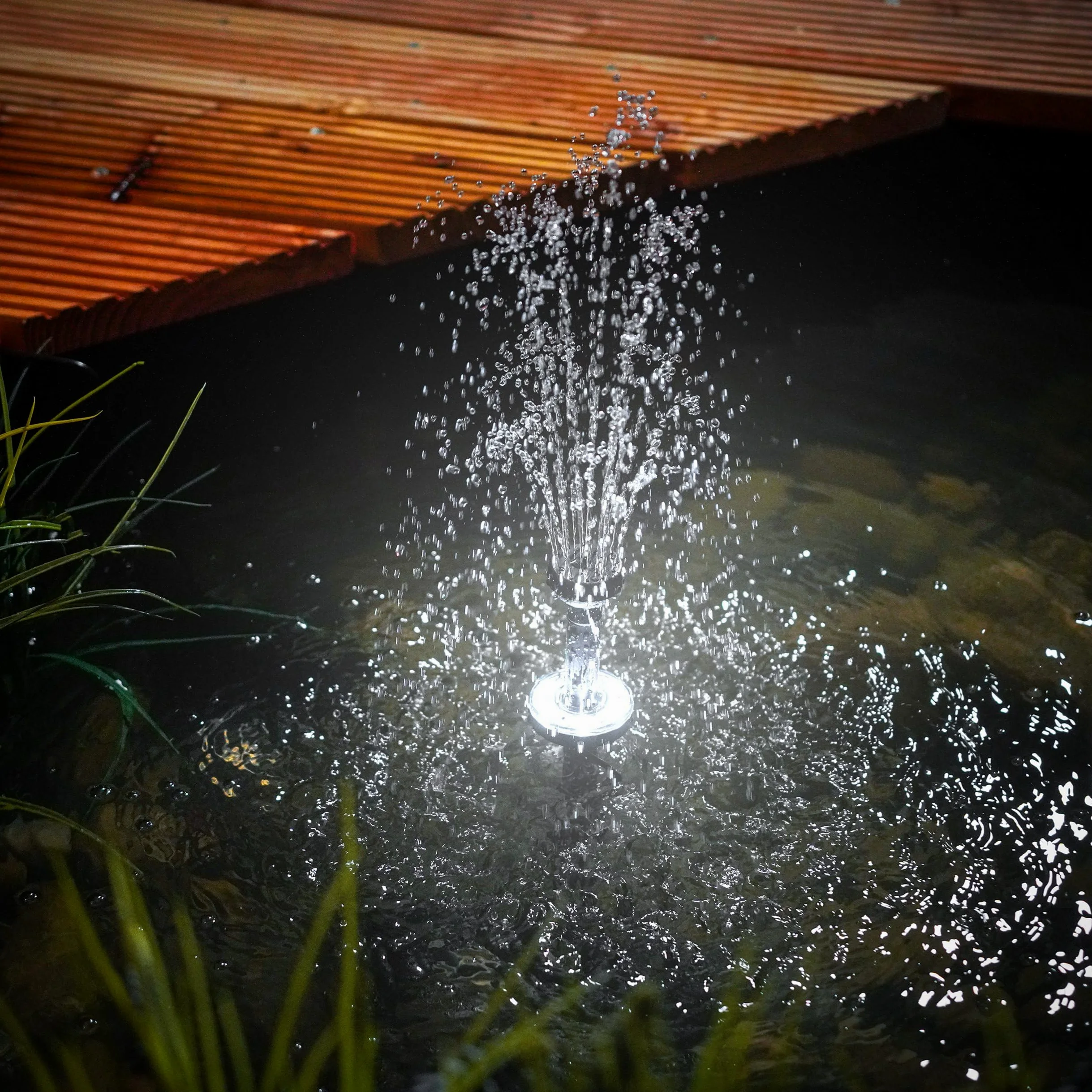 Esotec 101936 Kit de pompe et solaire à LED pour bassin avec 8 400 LED, batterie LiFePo4, piquet de terre, panneau solaire 8 W, fontaine de jardin