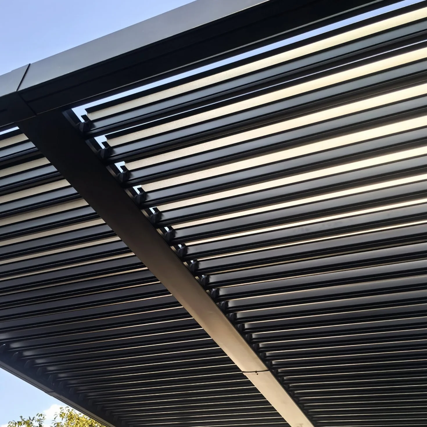 Pergola Bioclimatique CORFU Noir 4x3 m Aluminium Lames Orientables