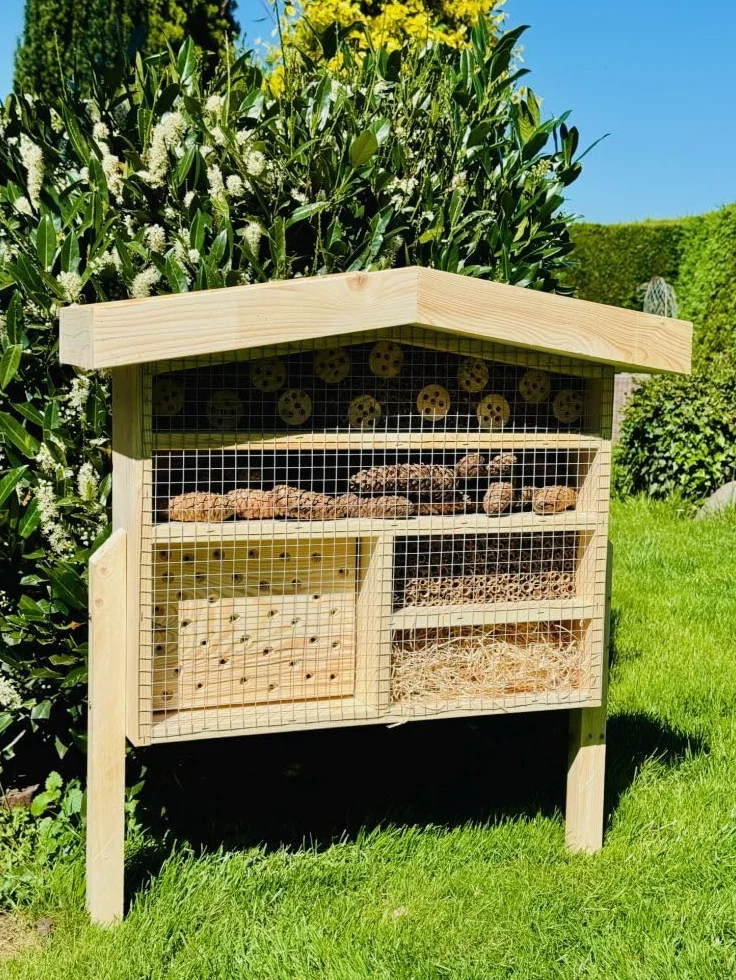 Hôtel à insectes en bois XL pour abeilles sauvages avec jardinière 76 x 56 x 18 cm Résistant aux intempéries