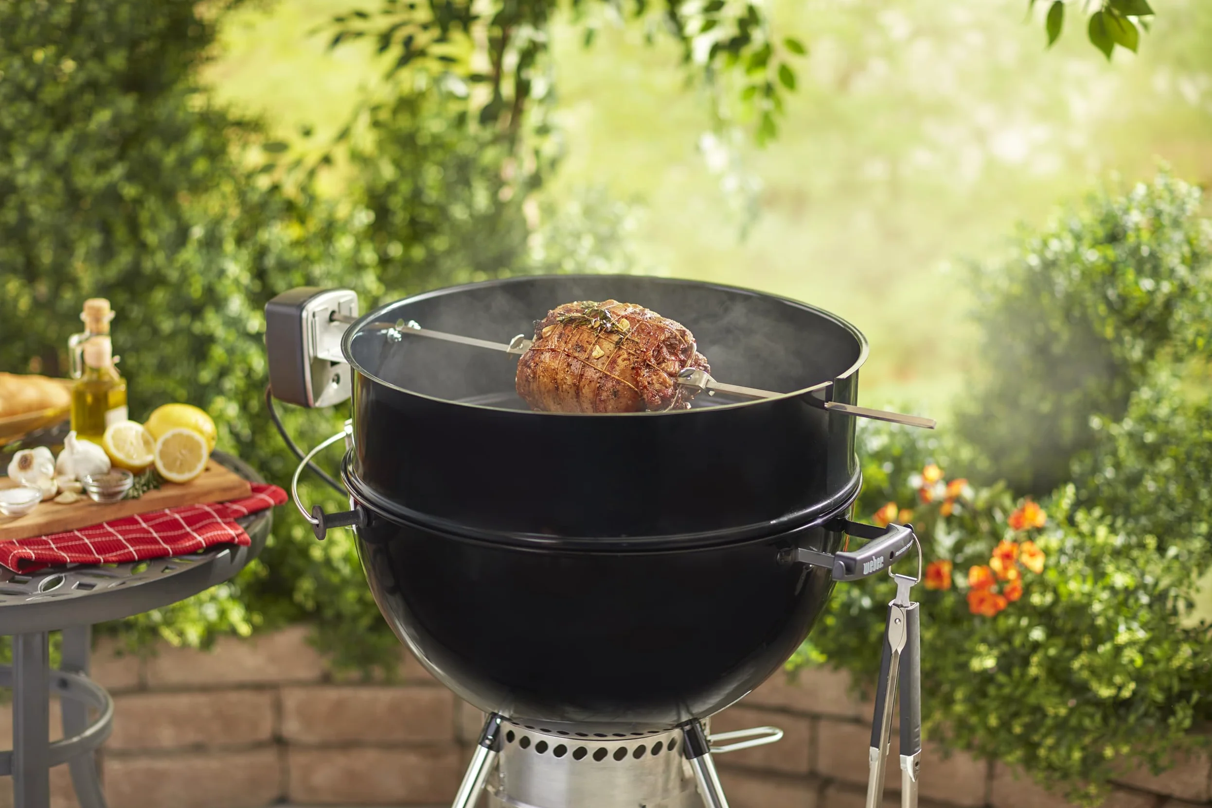 Weber Rôtissoire pour barbecues à Charbon 57 cm/Broche motorisée pour Une Cuisson homogène des rôtis et volailles – Noir/Argent (7494)