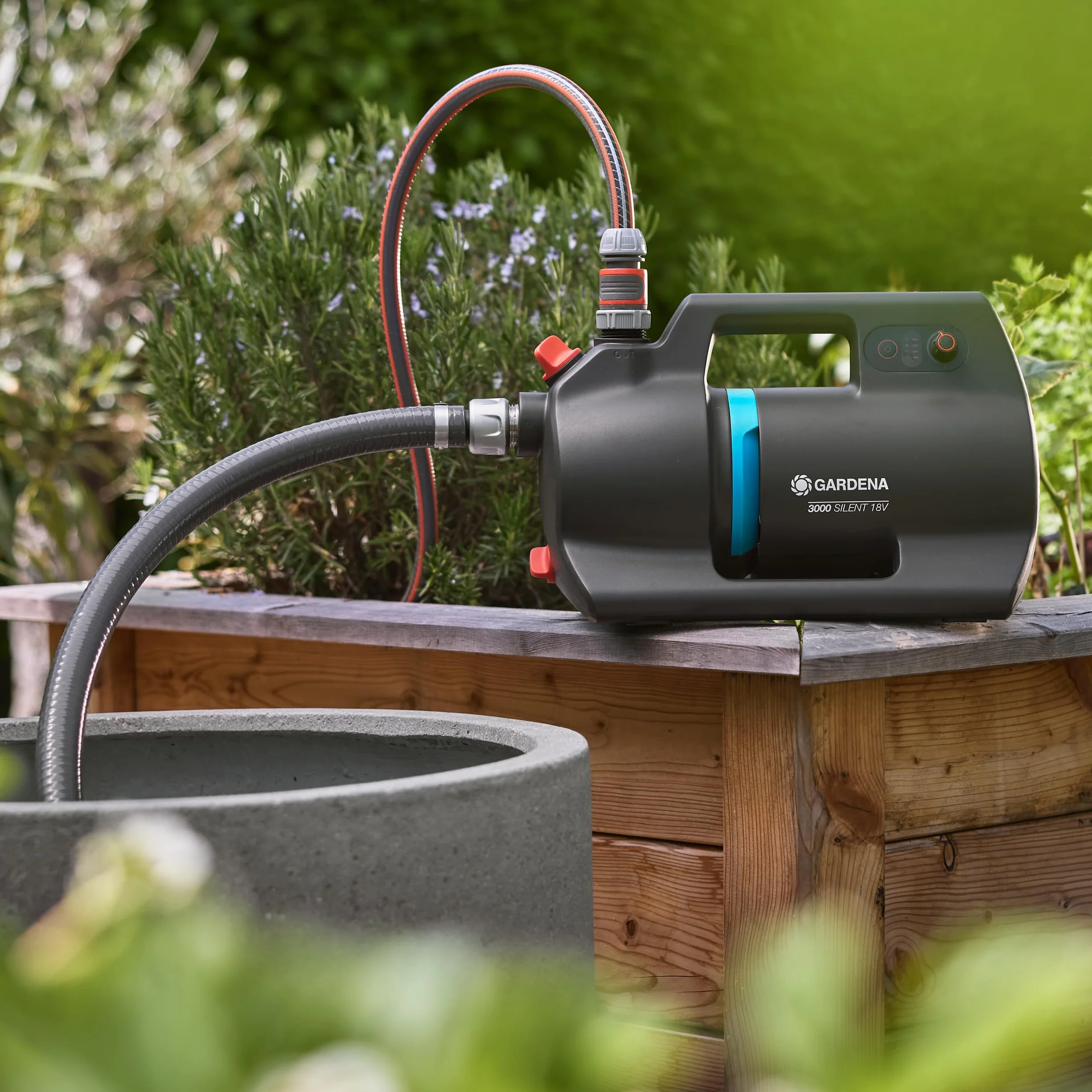 Gardena Pompe de jardin sur batterie 3000 Silent 18V P4A Kit prêt à l'emploi
