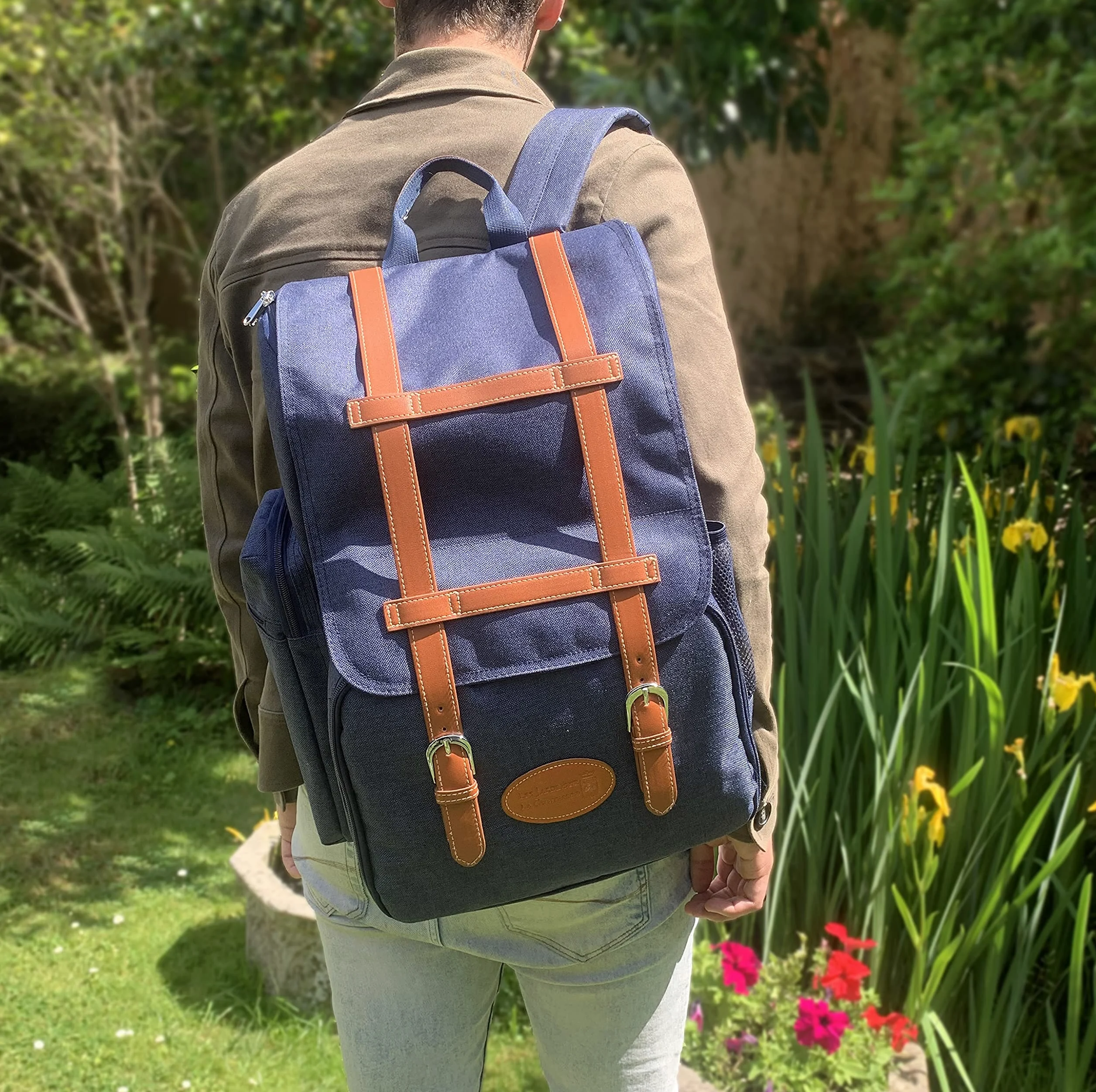Les Jardins de la Comtesse - Sac à Dos Pique-Nique Escapade - 4 Personnes - Complet avec Compartiment Isotherme - Assiettes Solides et légères - Nombreuses Poches - 29 x 15 x 44 cm (Bleu)
